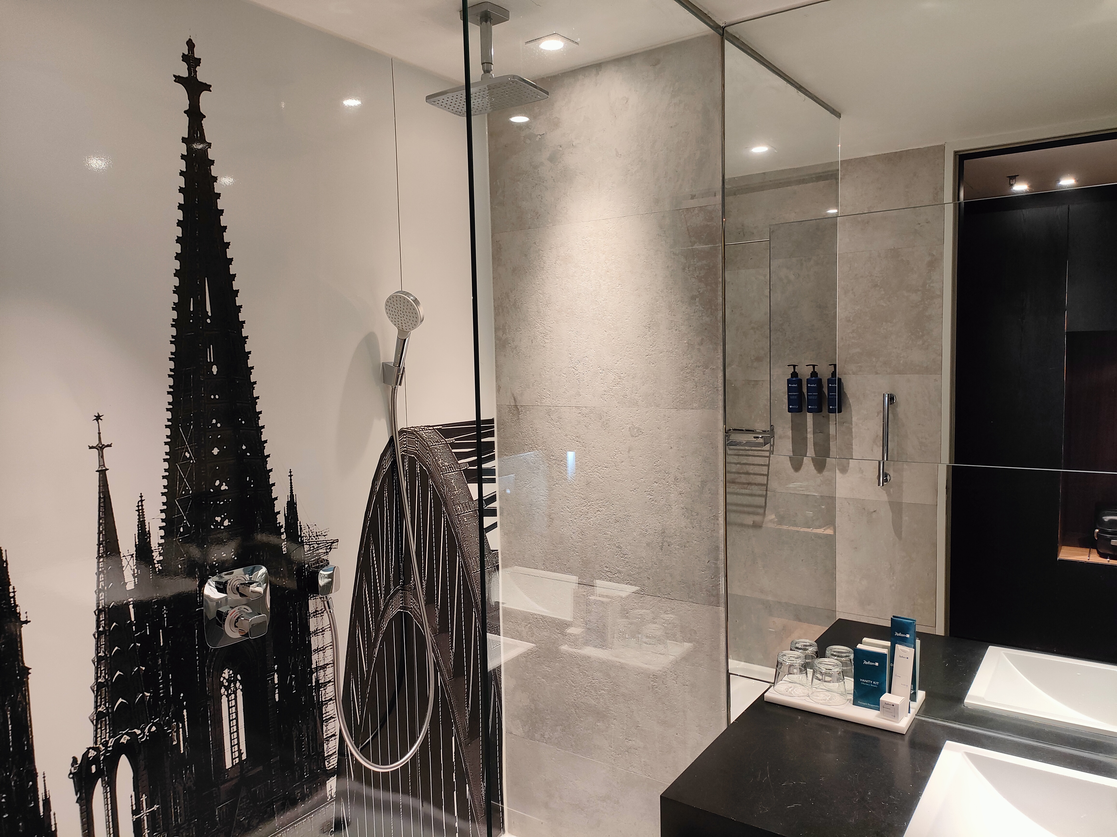 Badezimmer Premium Doppelzimmer im Hotel Radisson Blu Köln.