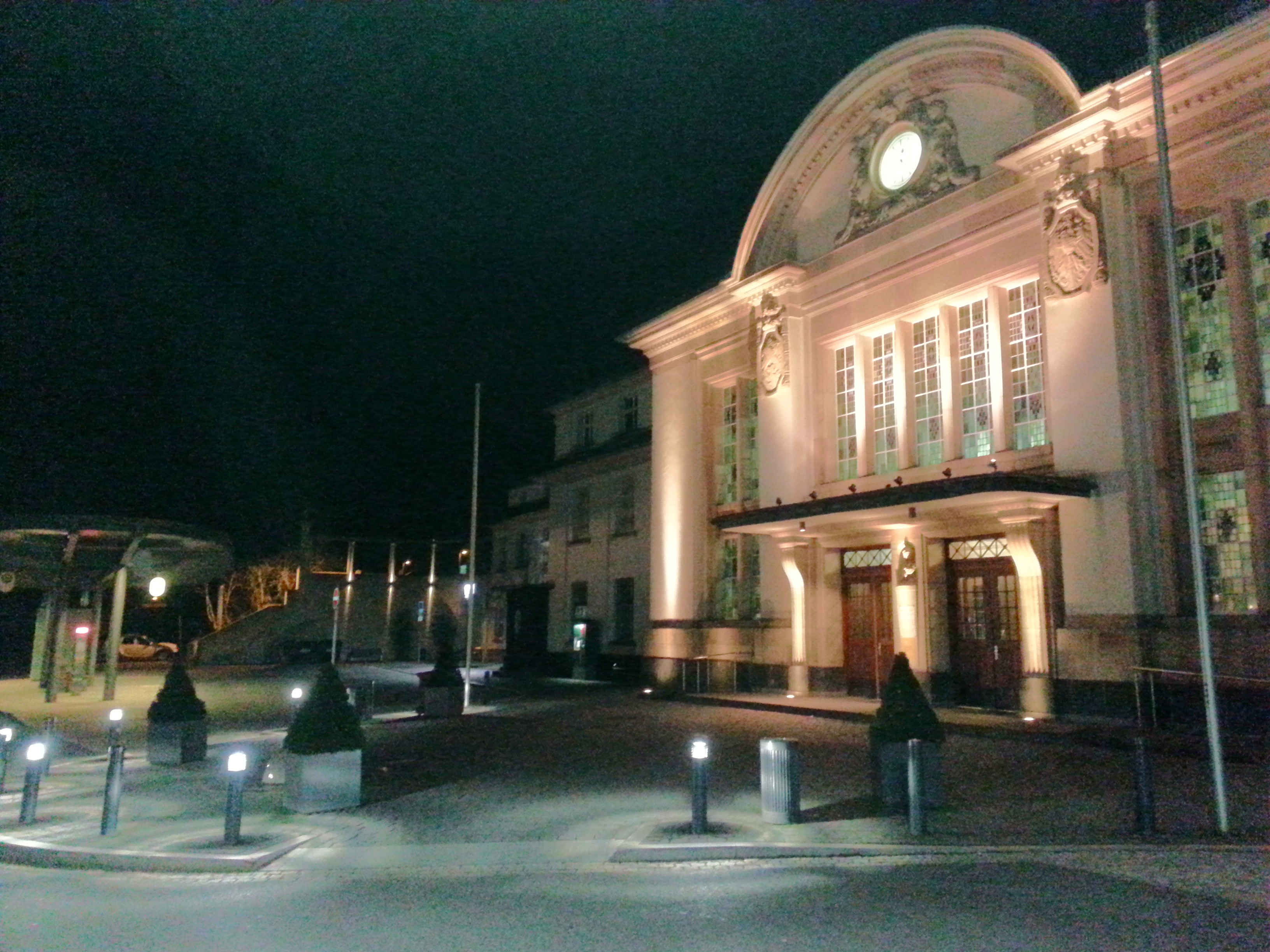 Bad Nauheimer Bahnhof bei Nacht.
