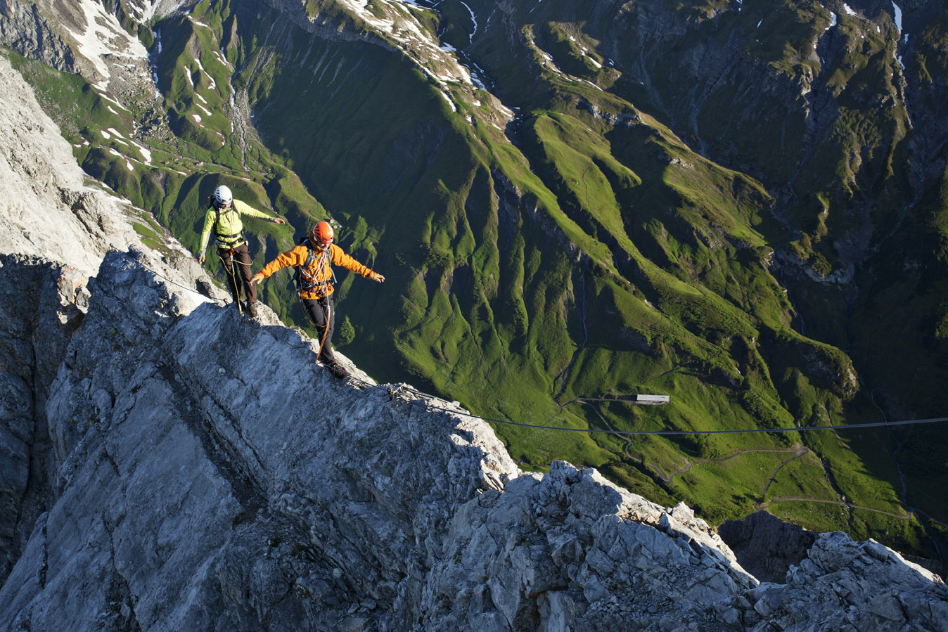 Balance-Akt am Weißschrofen in der Ferienregion St. Anton am Arlberg.
