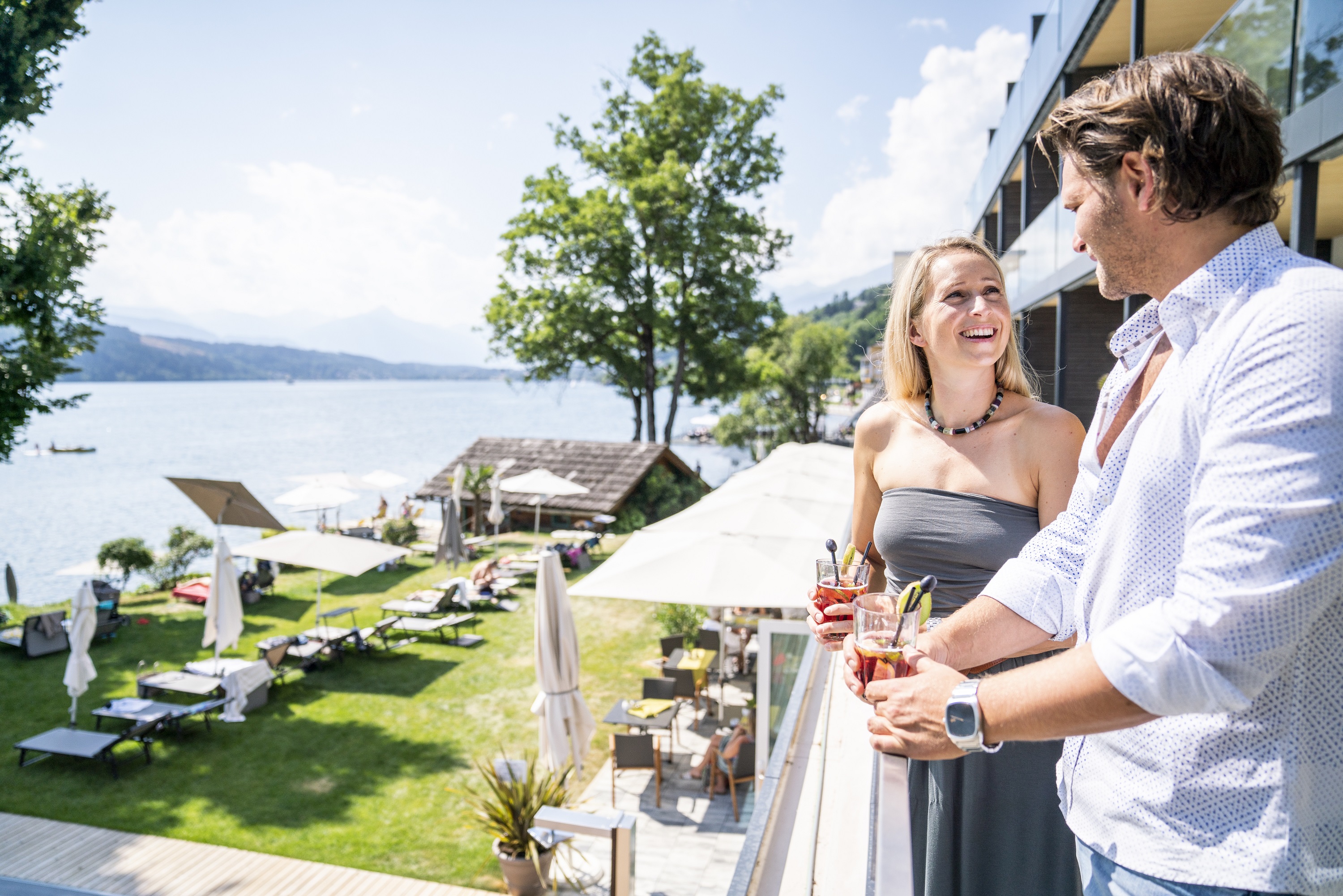 Cocktails auf dem Balkon der Villa Postillion am See, Millstatt am See.
