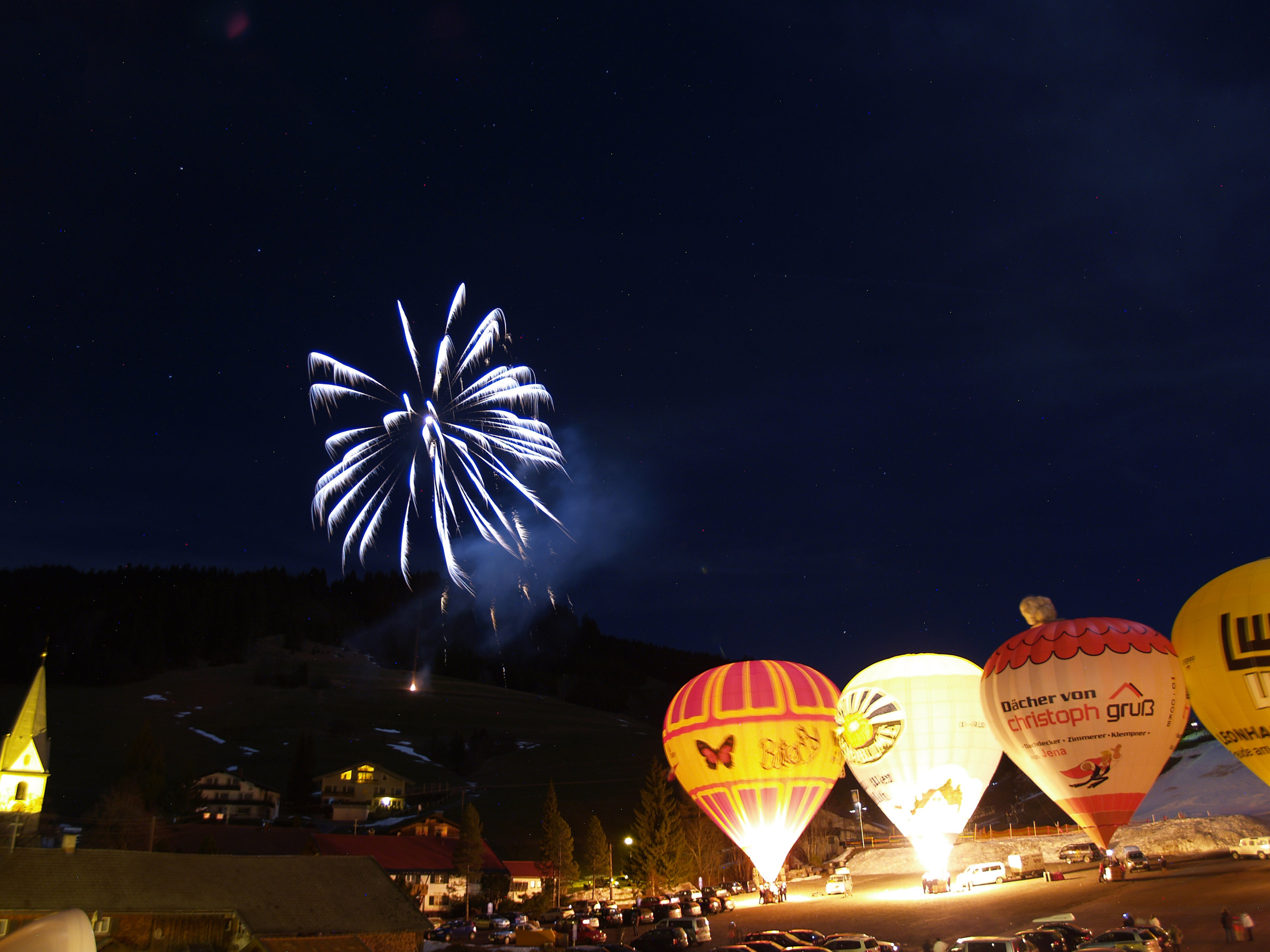Highlight beim Internationalen Ballonfestival im Tannheimer Tal ist das Ballonglühen bei sanfter Walzermusik.