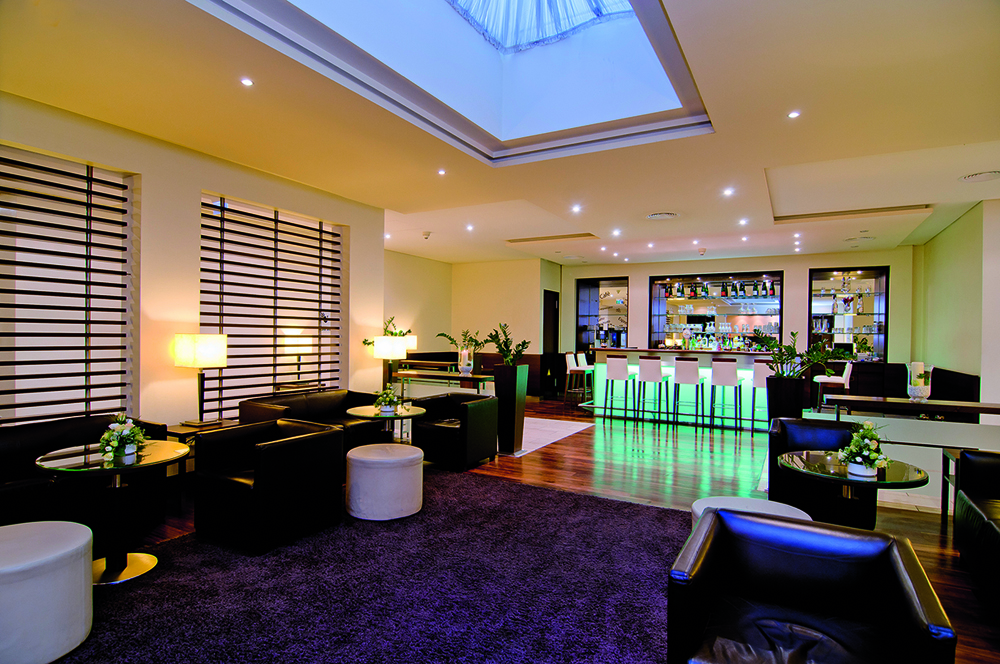 Lobby und Bar des ACHAT Premium Hotel City-Wiesbaden.
