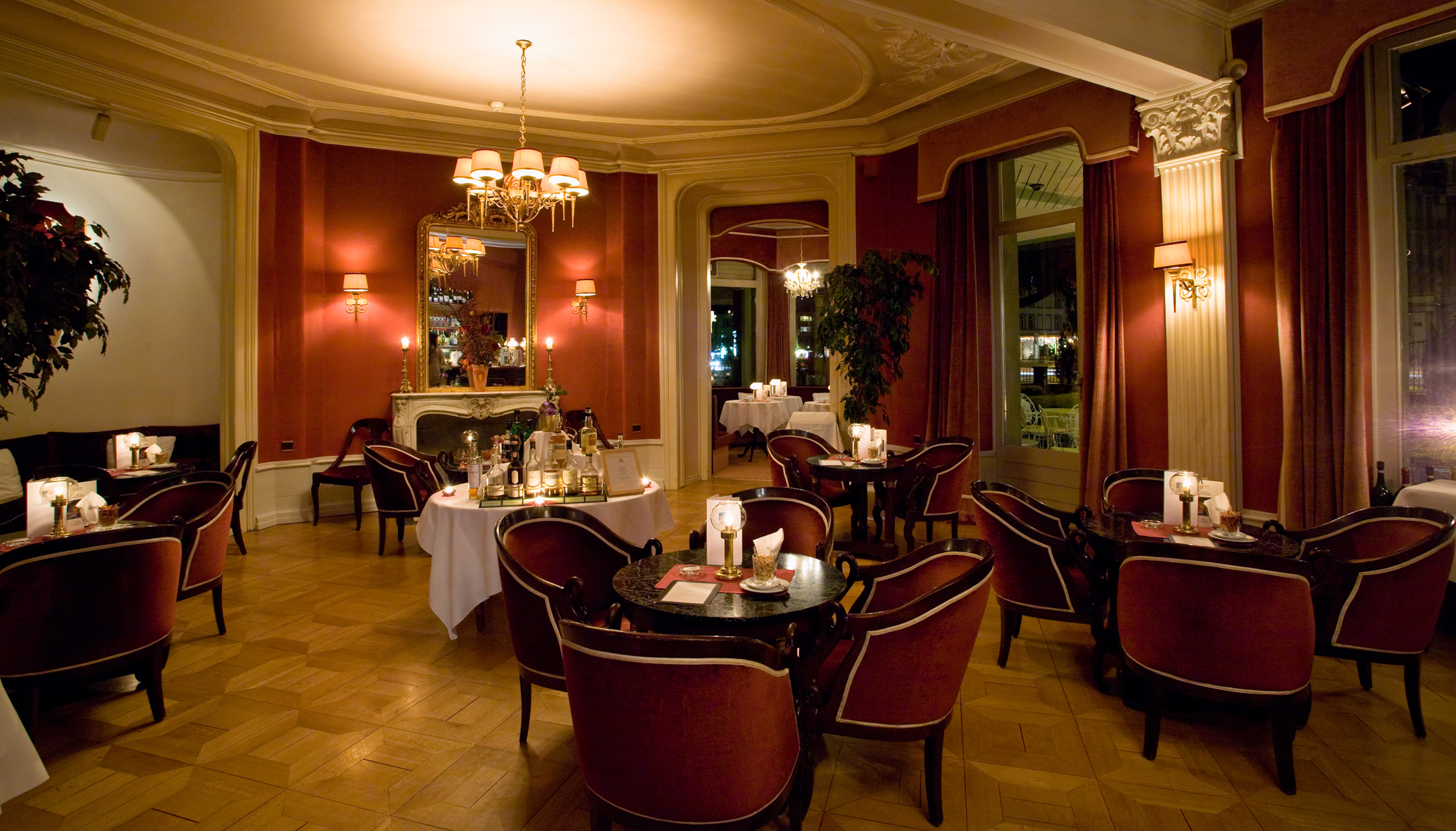 Hotelbar Le Vieux Rivage des Lindner Grand Hotel Beau Rivage in Interlaken.
