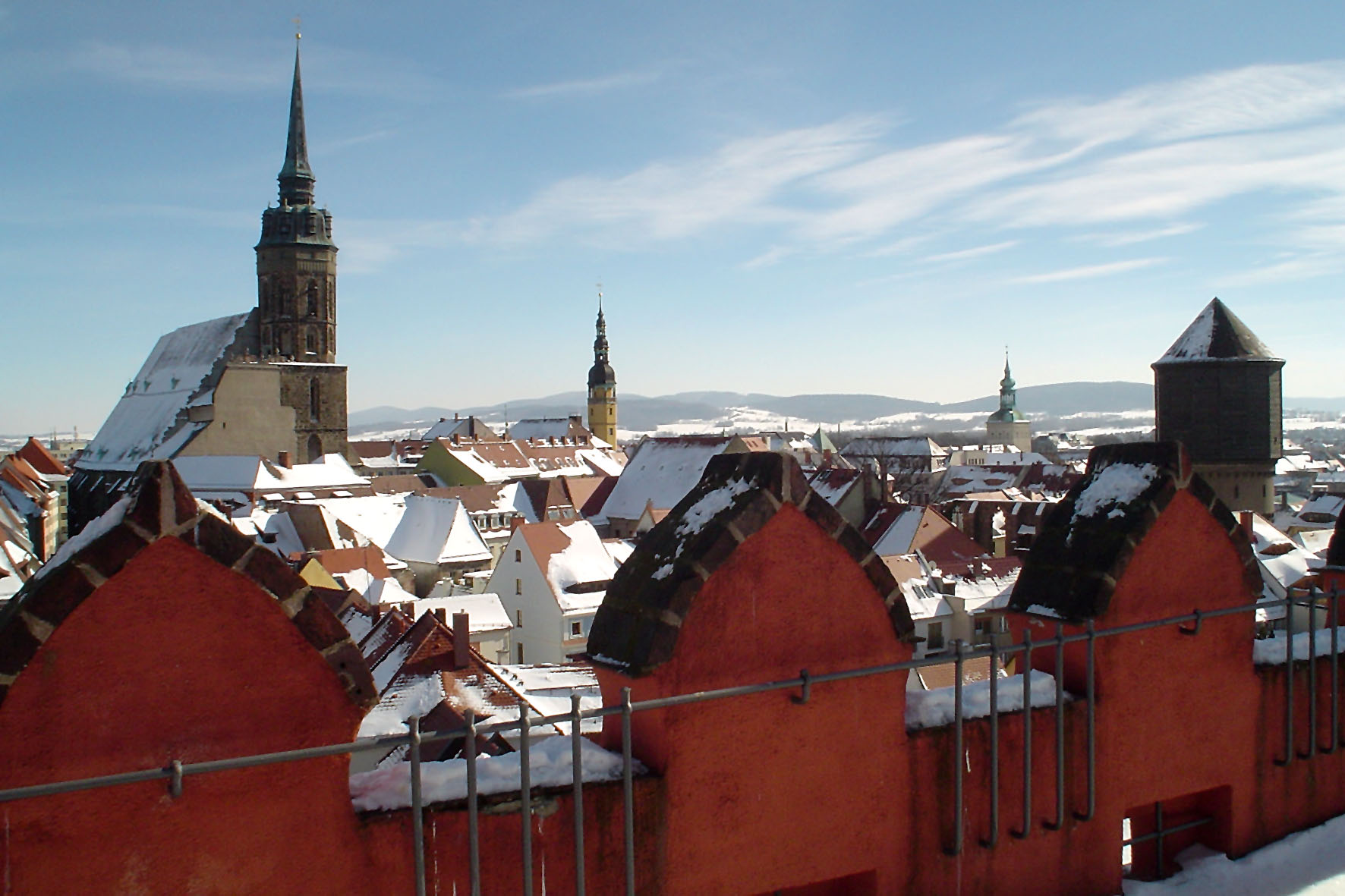 Blick vom Matthiasturm der Ortenburg auf das winterliche Bautzen.
