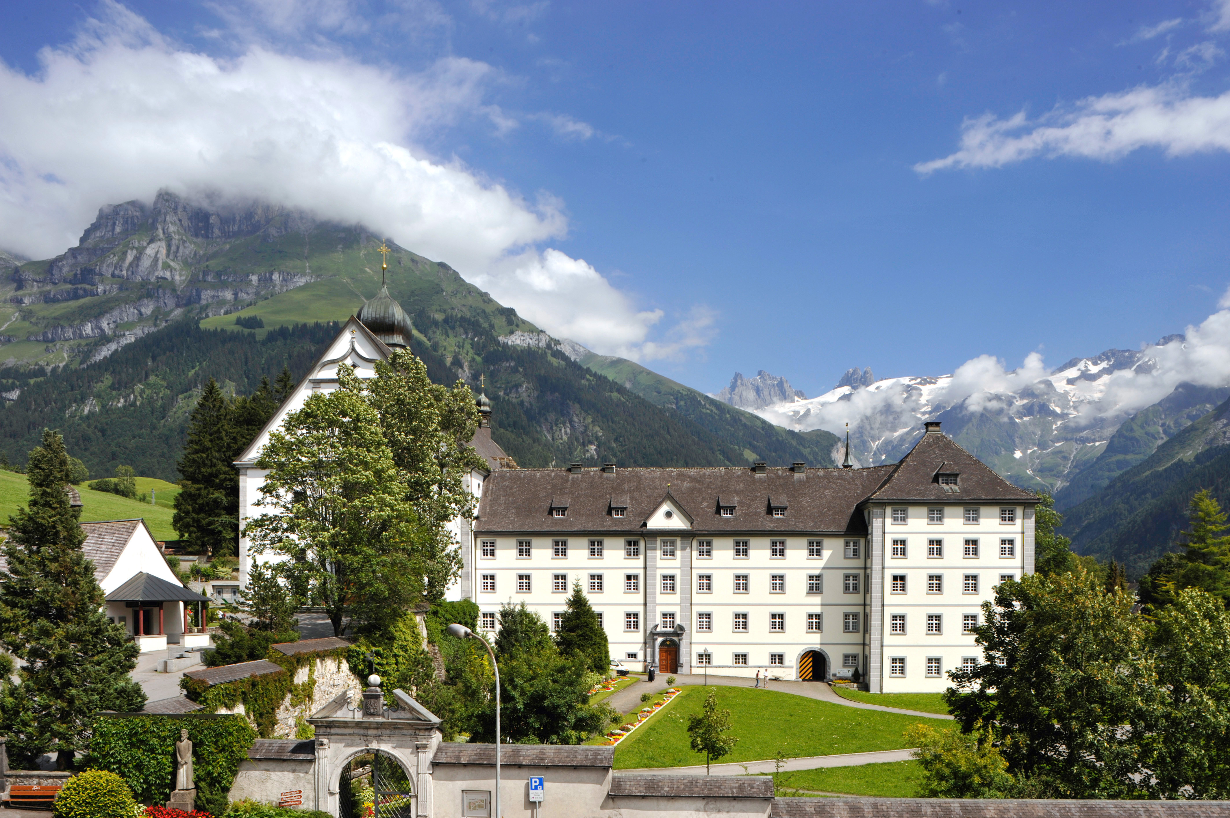 Das Benediktinerkloster Engelberg von 1120 ist umgeben von hochalpiner Landschaft und ein Ort der Begegnung und Inspiration.
