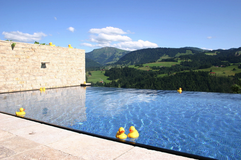 Aussenpool des Bergkristall – Natur und Spa Hotel Oberstaufen.
