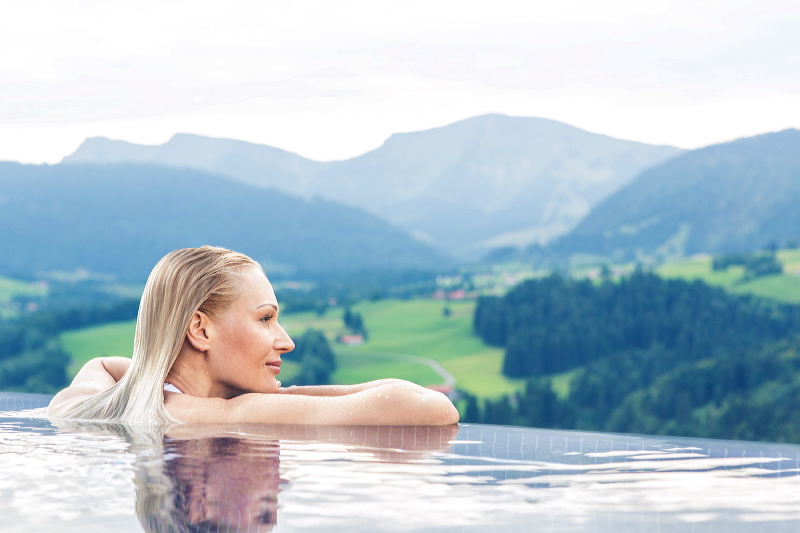 Panoramablick vom Aussenpool des Bergkristall – Natur und Spa Hotel Oberstaufen.
