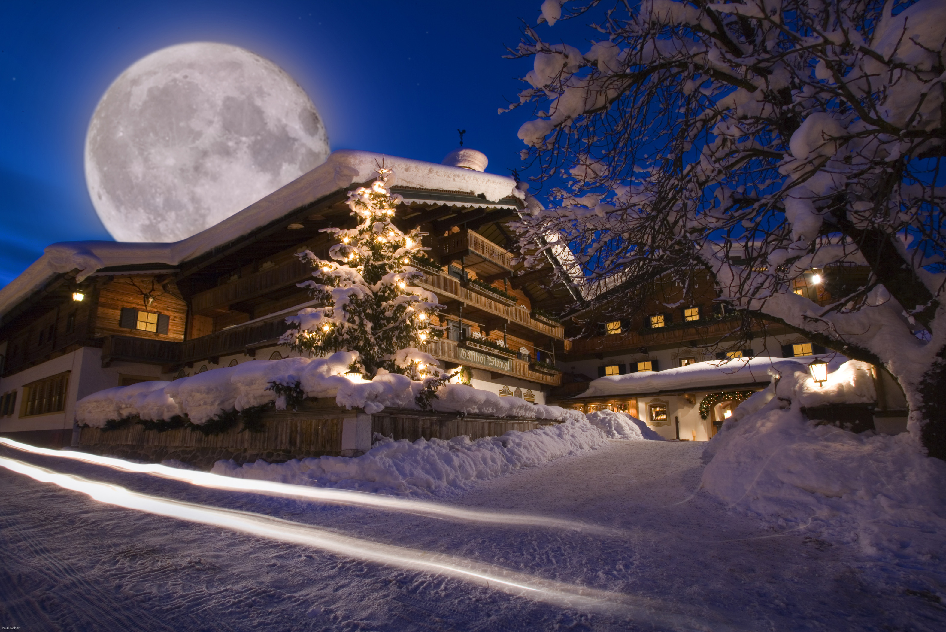 Bio-Hotel Stanglwirt bei Vollmond und Schneepracht.
