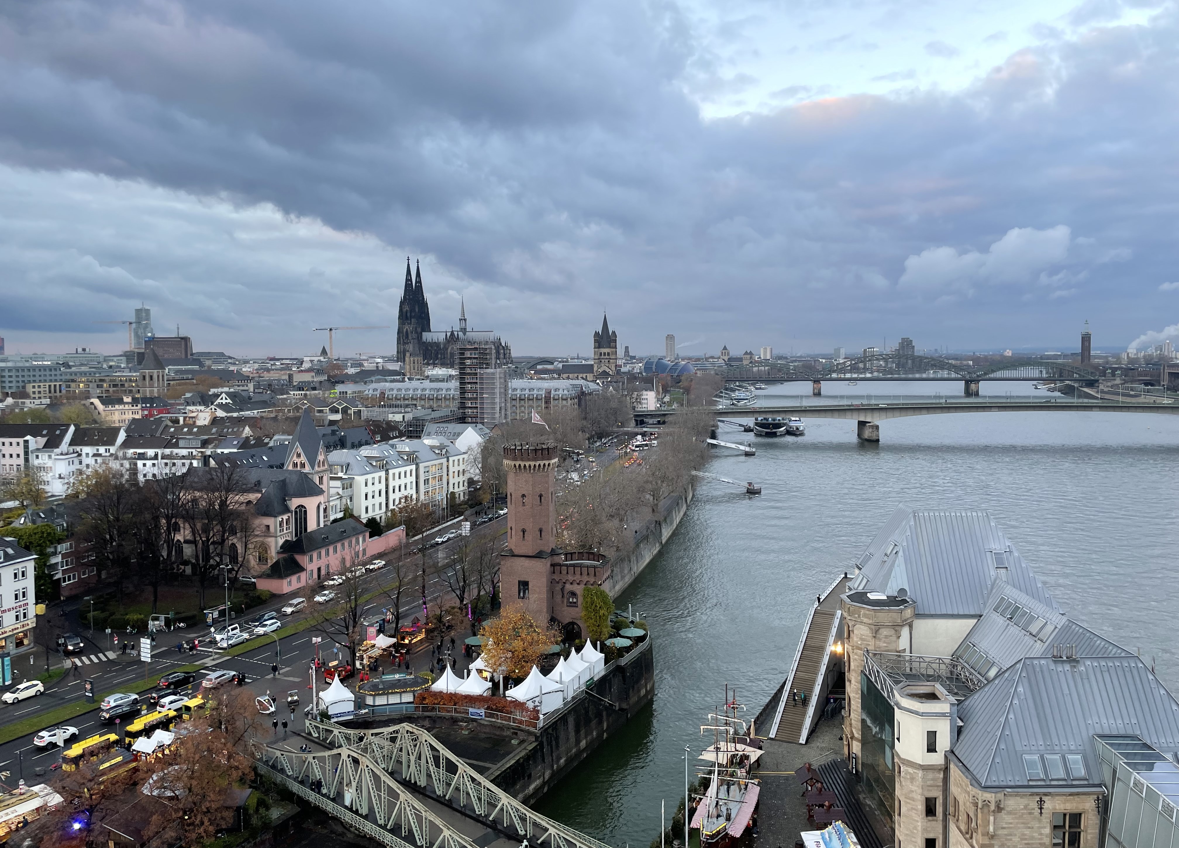 Blick über Köln vom Riesenrad am Hafen aus.
