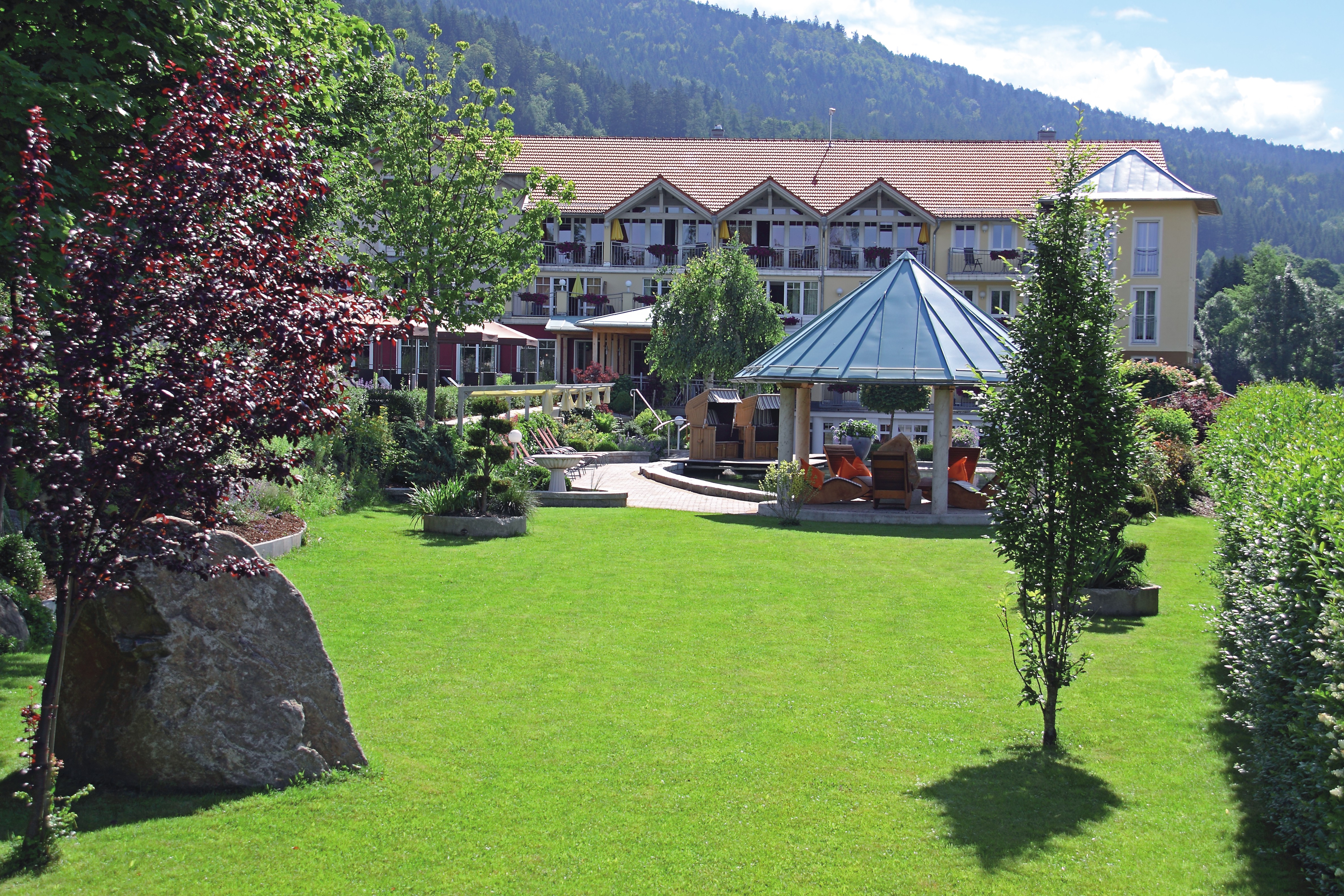 Das Hotel Bodenmaiser Hof im Sommer.
