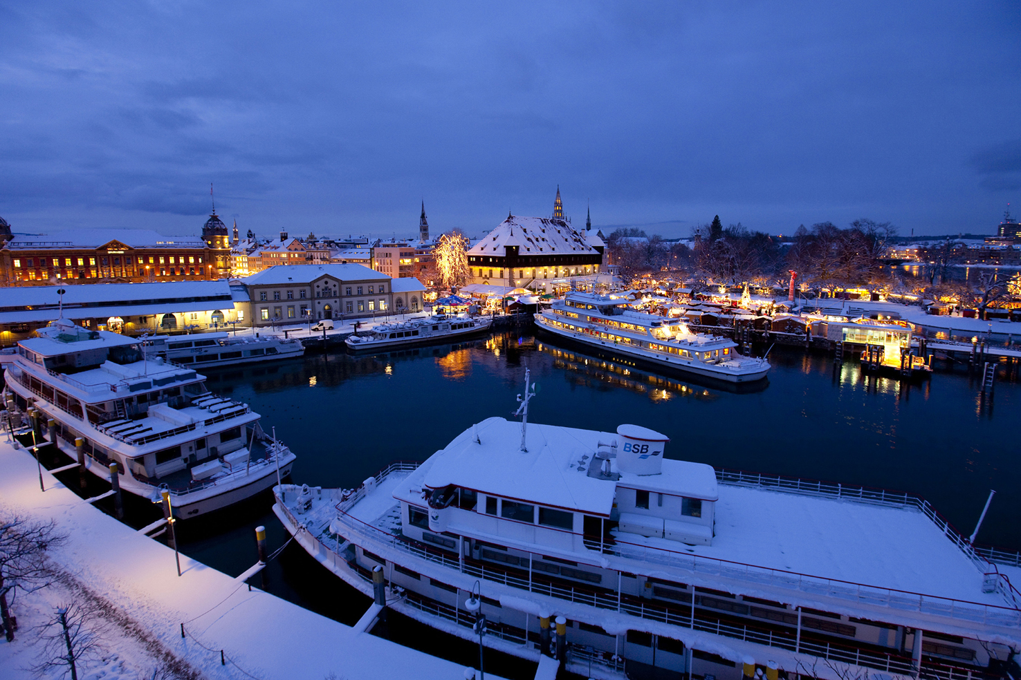 Blick auf den Hafen von Konstanz im Winter.
