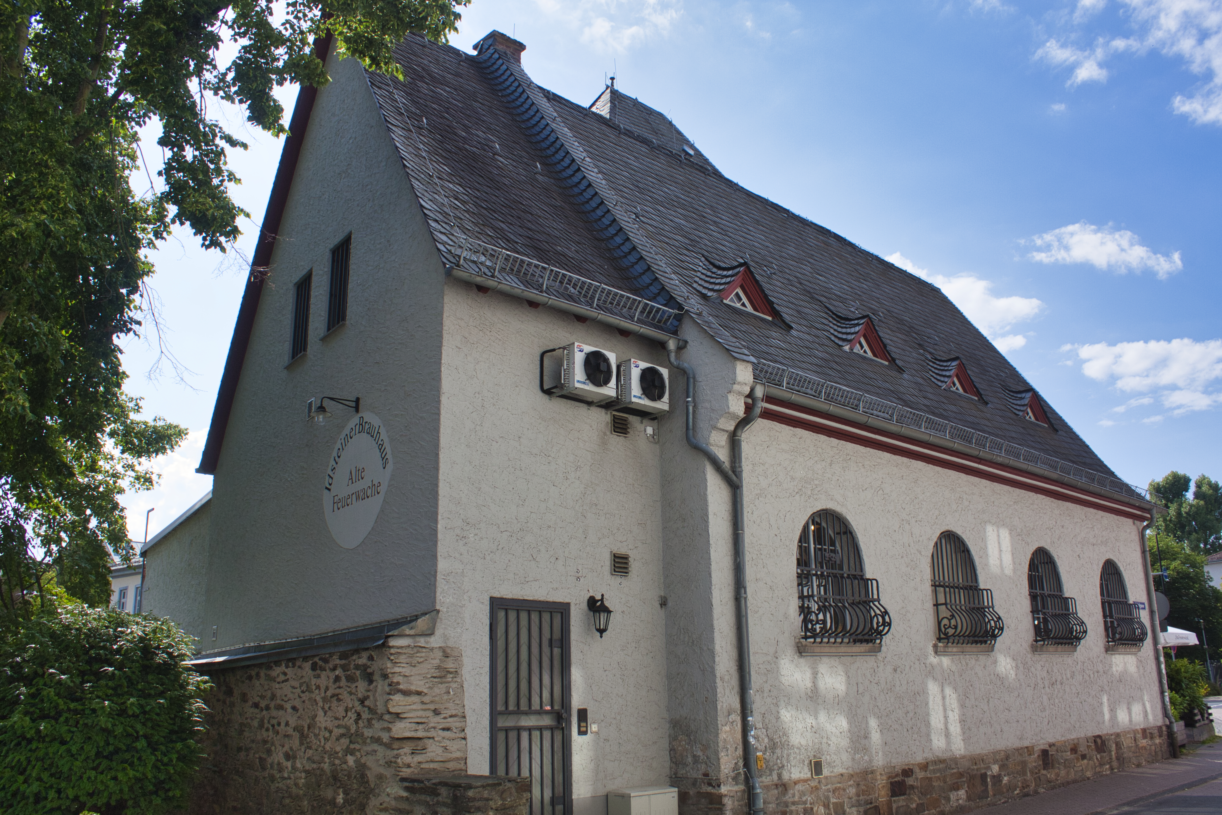Die alte Feuerwache, heute ein Brauhaus in Idstein.
