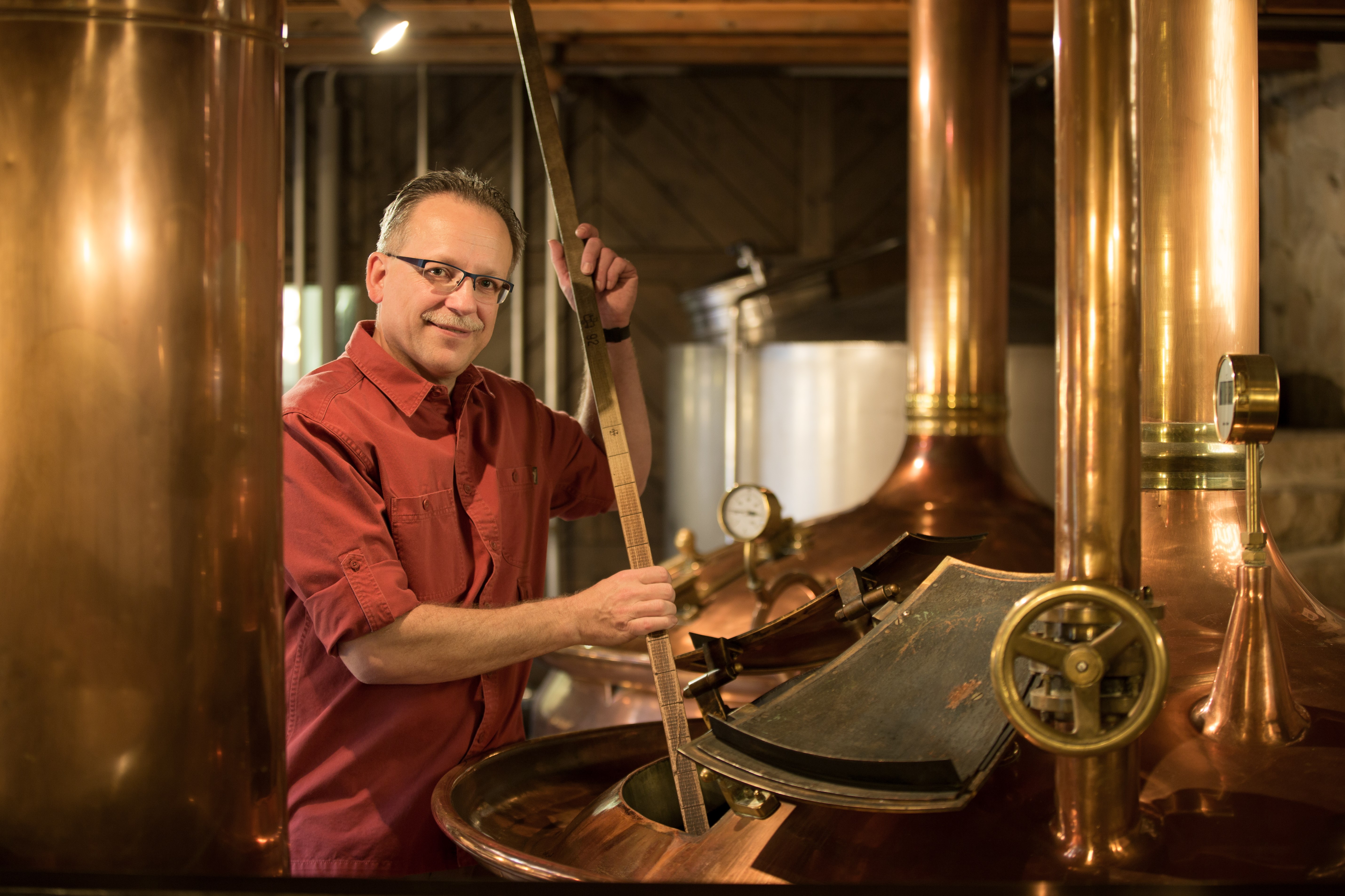 Braumeister bei der Arbeit im Hotel Brauhaus zum Löwen, Mühlhausen.
