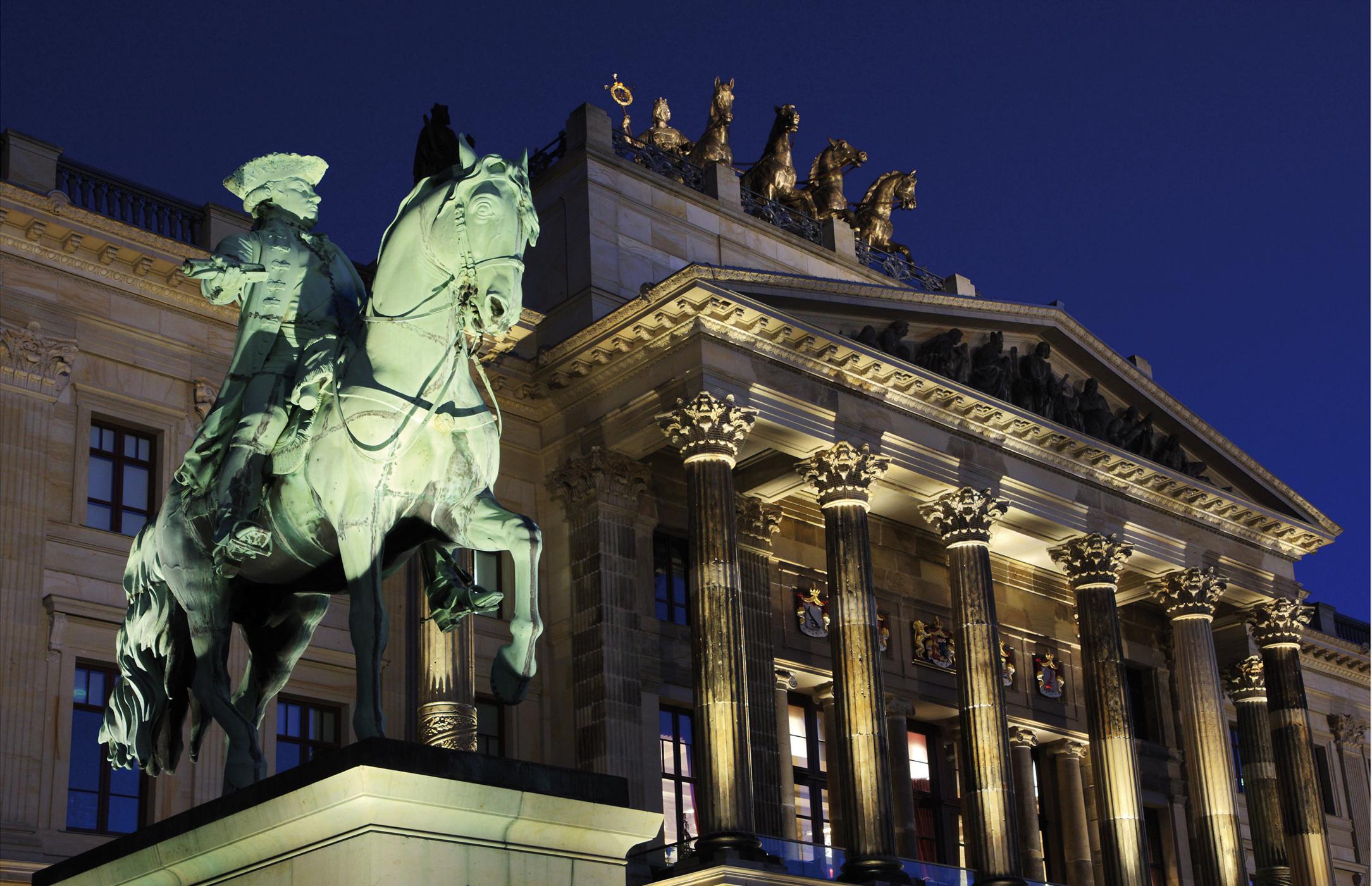 Braunschweiger Schloßfront bei Nacht mit Reiterstatue.
