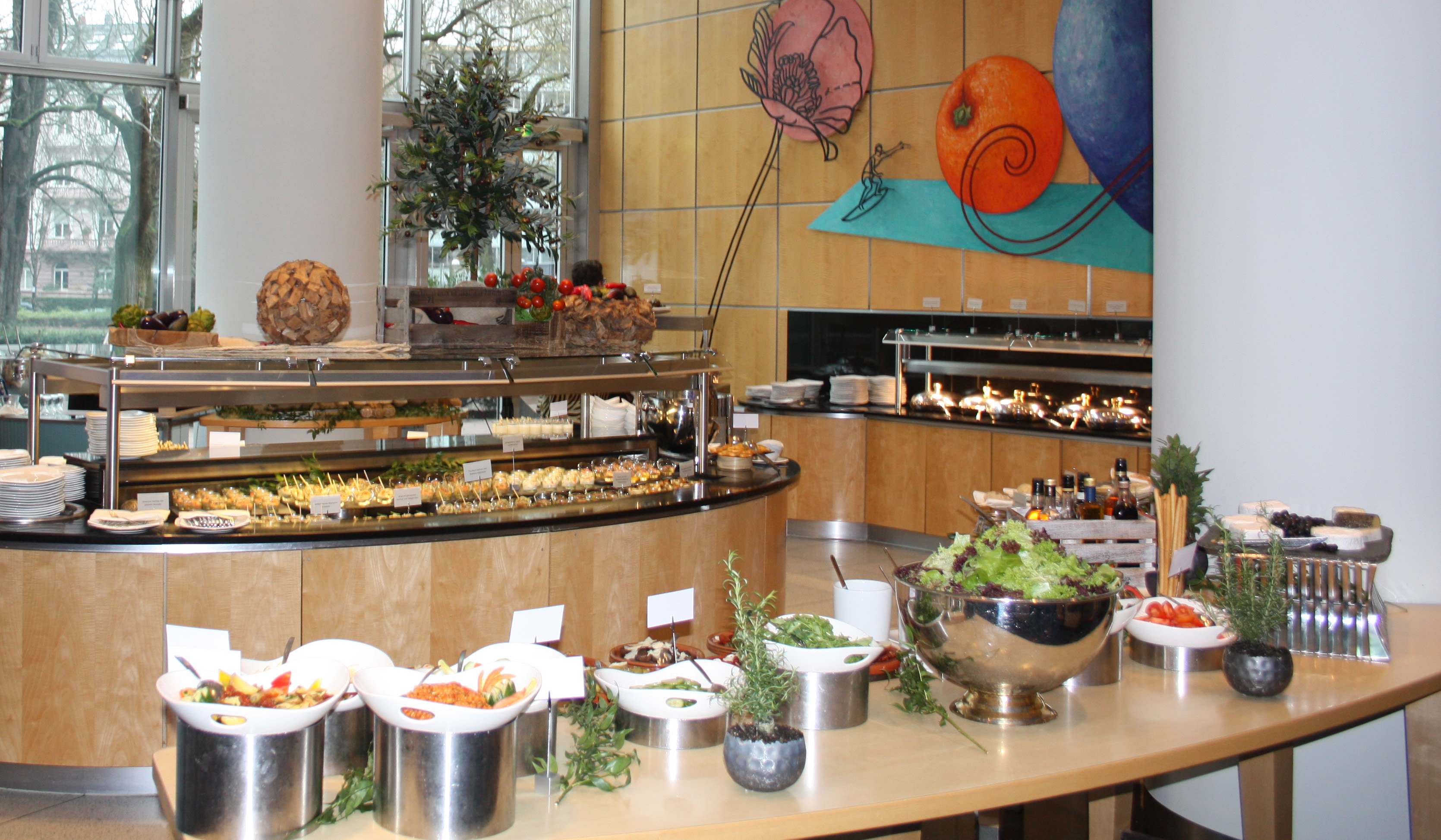 Das Buffet ist fertig zum gepflegten Sonntags-Brunch im Hotel Hilton, Frankfurt am Main. 
