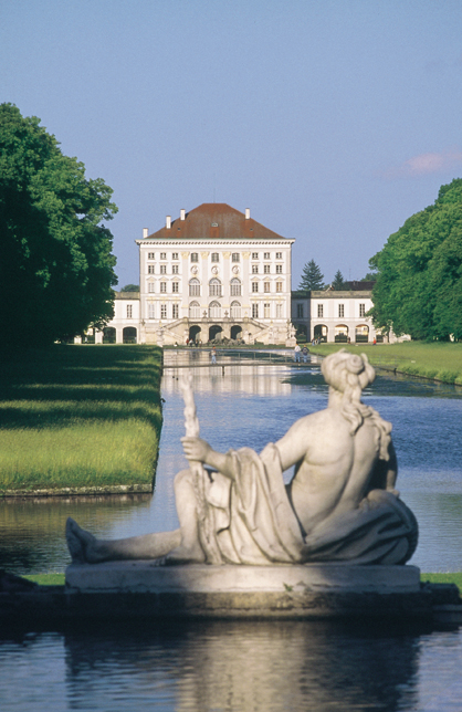 Schloss und Park Nymphenburg mit der Statue der großen Kaskade. 
