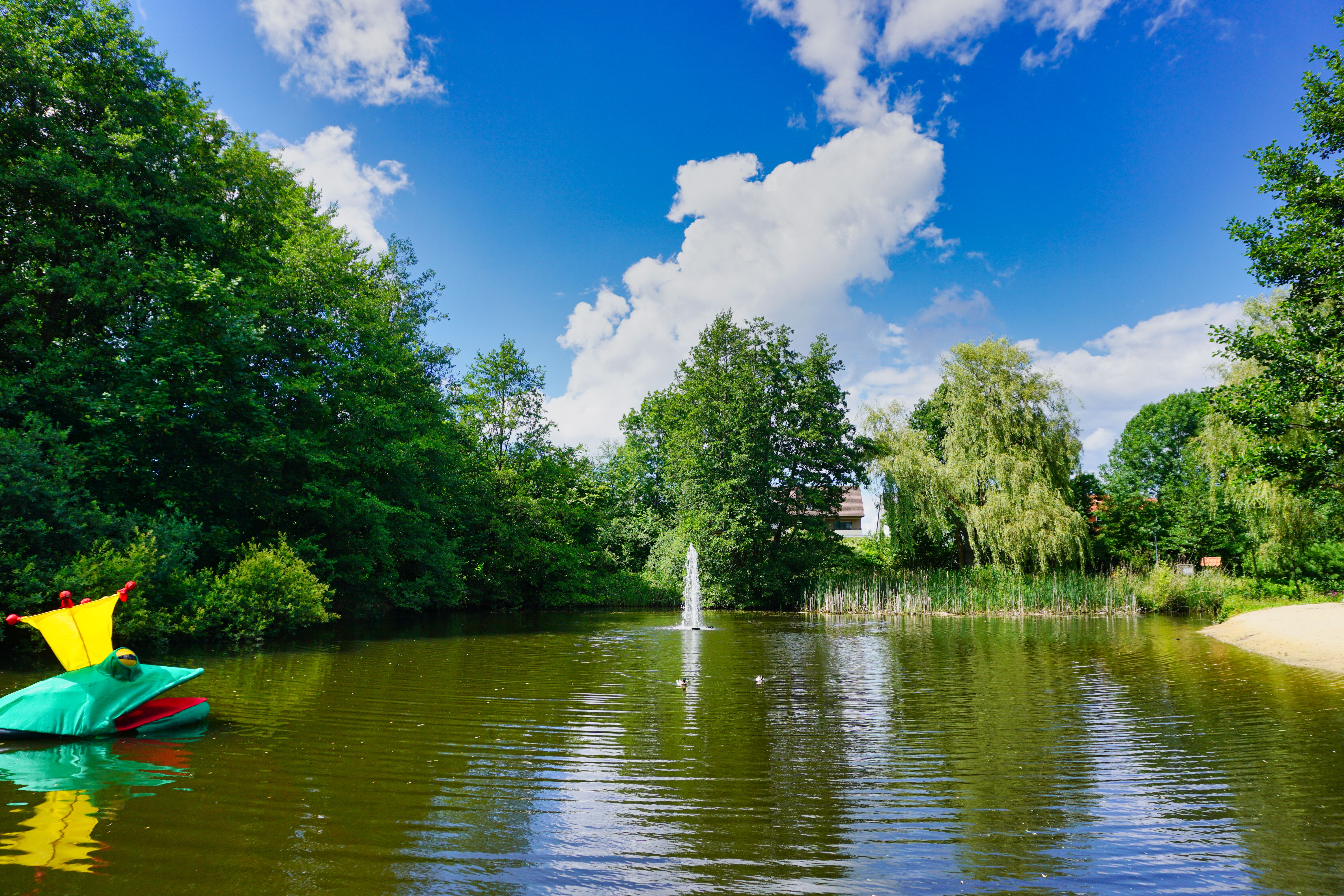 Der Bürgerpark von Steinhagen mit seinem kleinen Sandstrand, Teich mit Fischbesatz und kleinem Wasserspiel.
