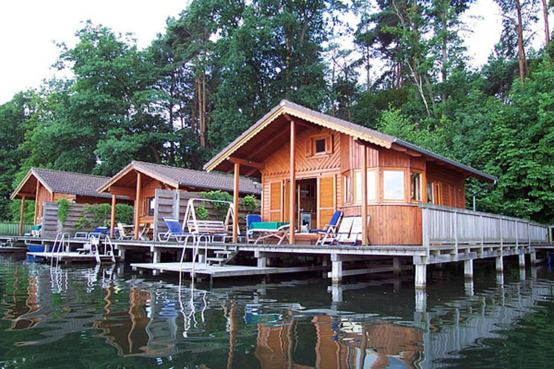 Die Inselhotel Brückentinsee und seine idyllischen Bungalows direkt am und auf dem Wasser.
