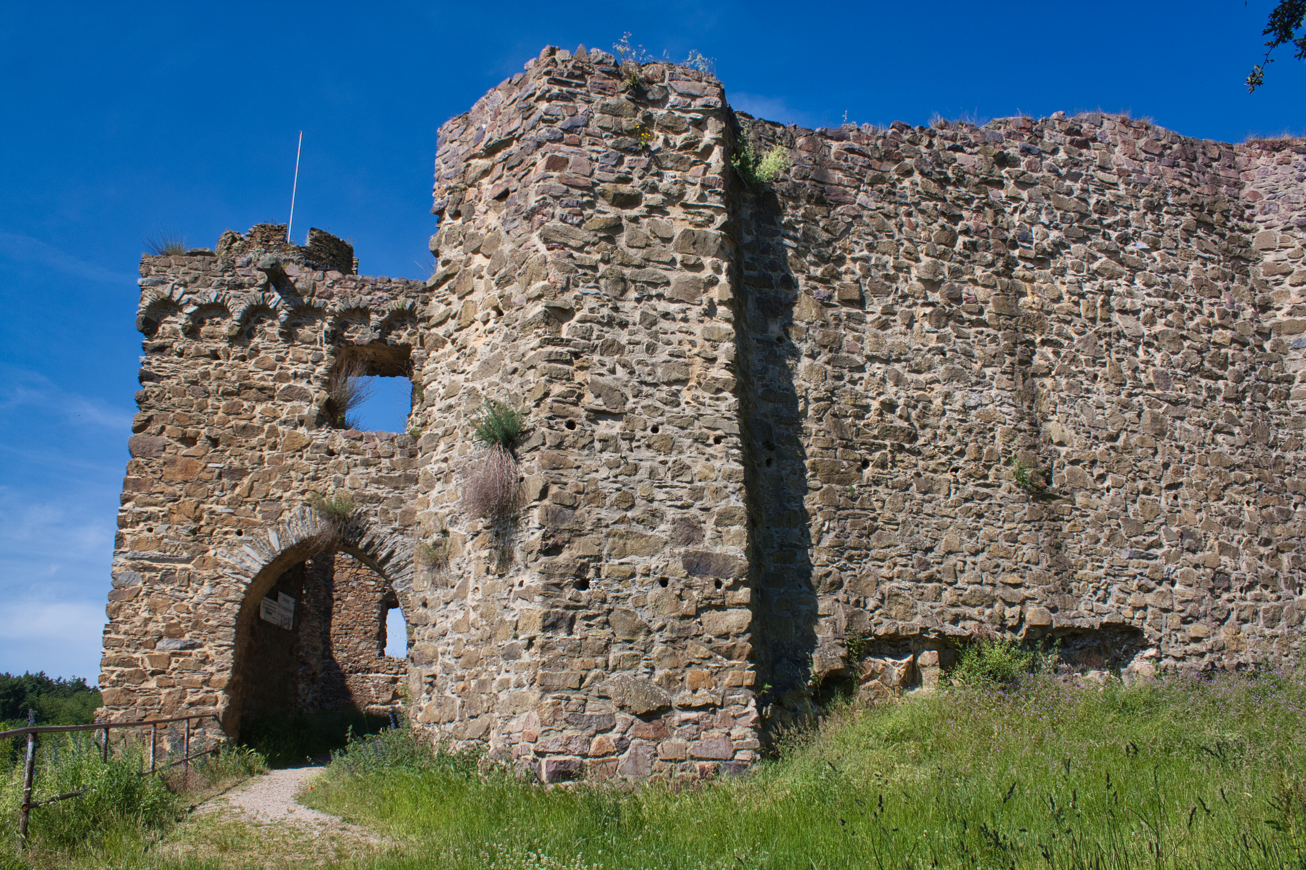 Das Burgtor der Burg Ardeck in Holzheim.
