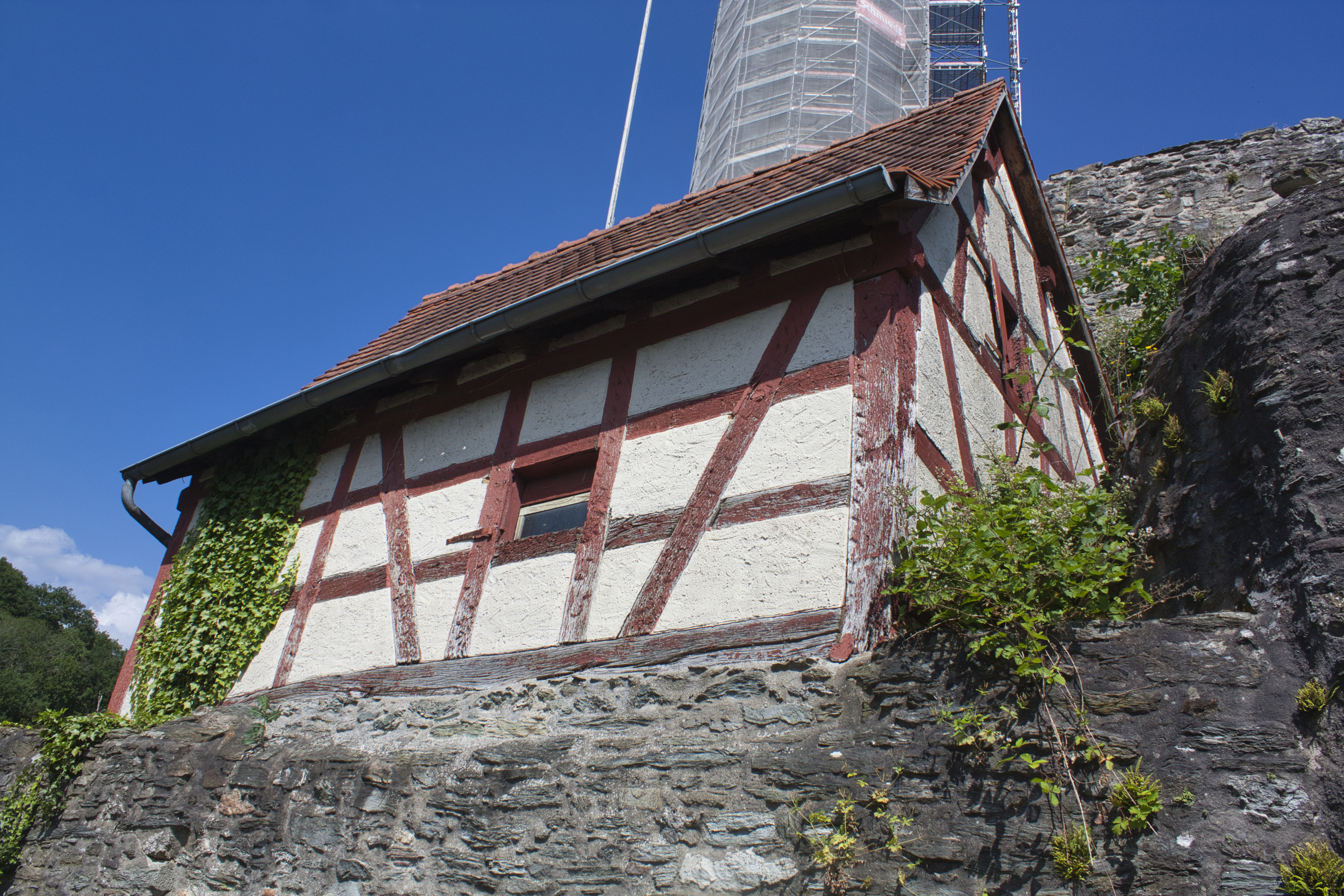 Kleines Gebäude vor dem Eingang der Burg Eppstein.
