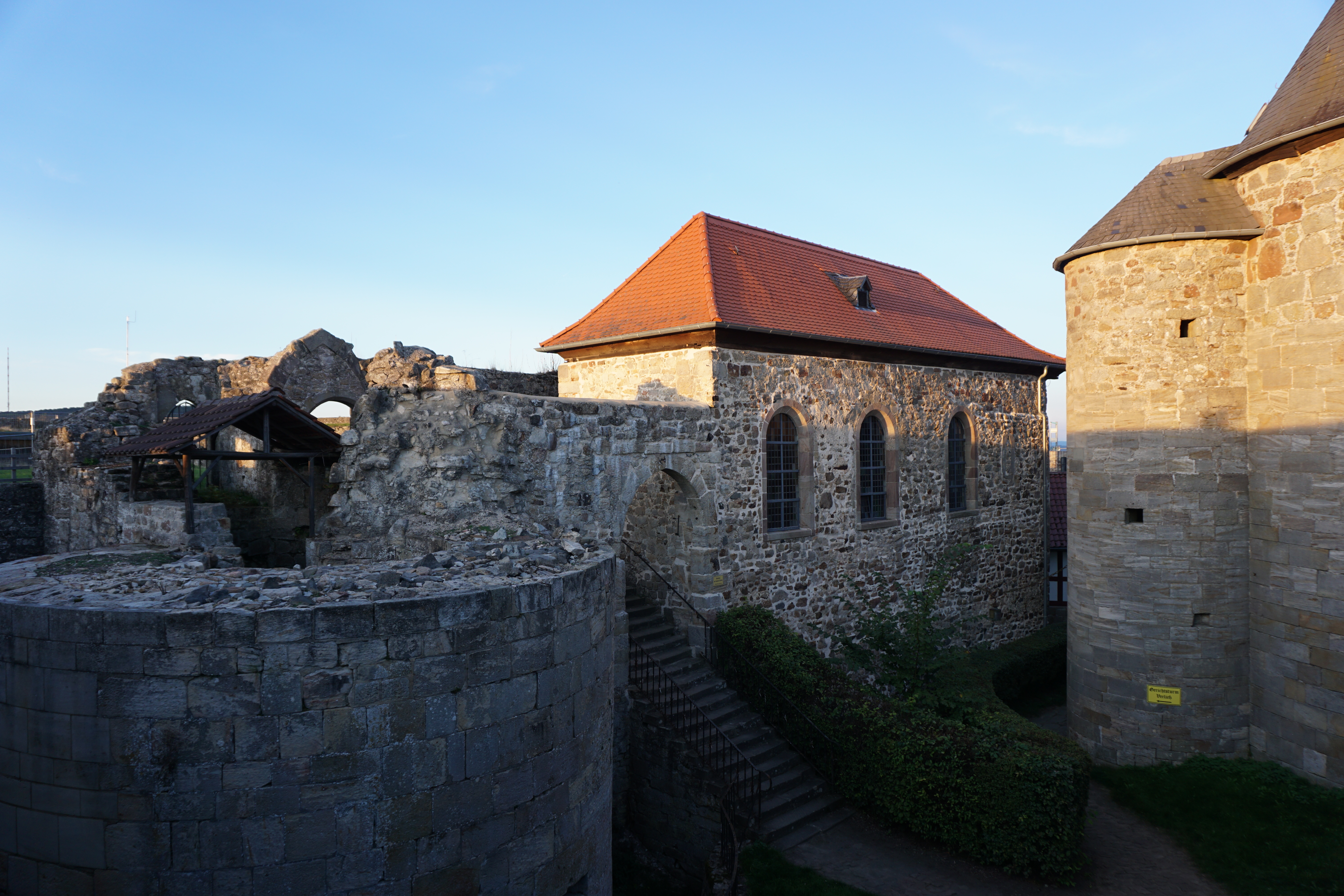 Burgkapelle und die Ruine vom Bergfried der Burg Herzberg.
