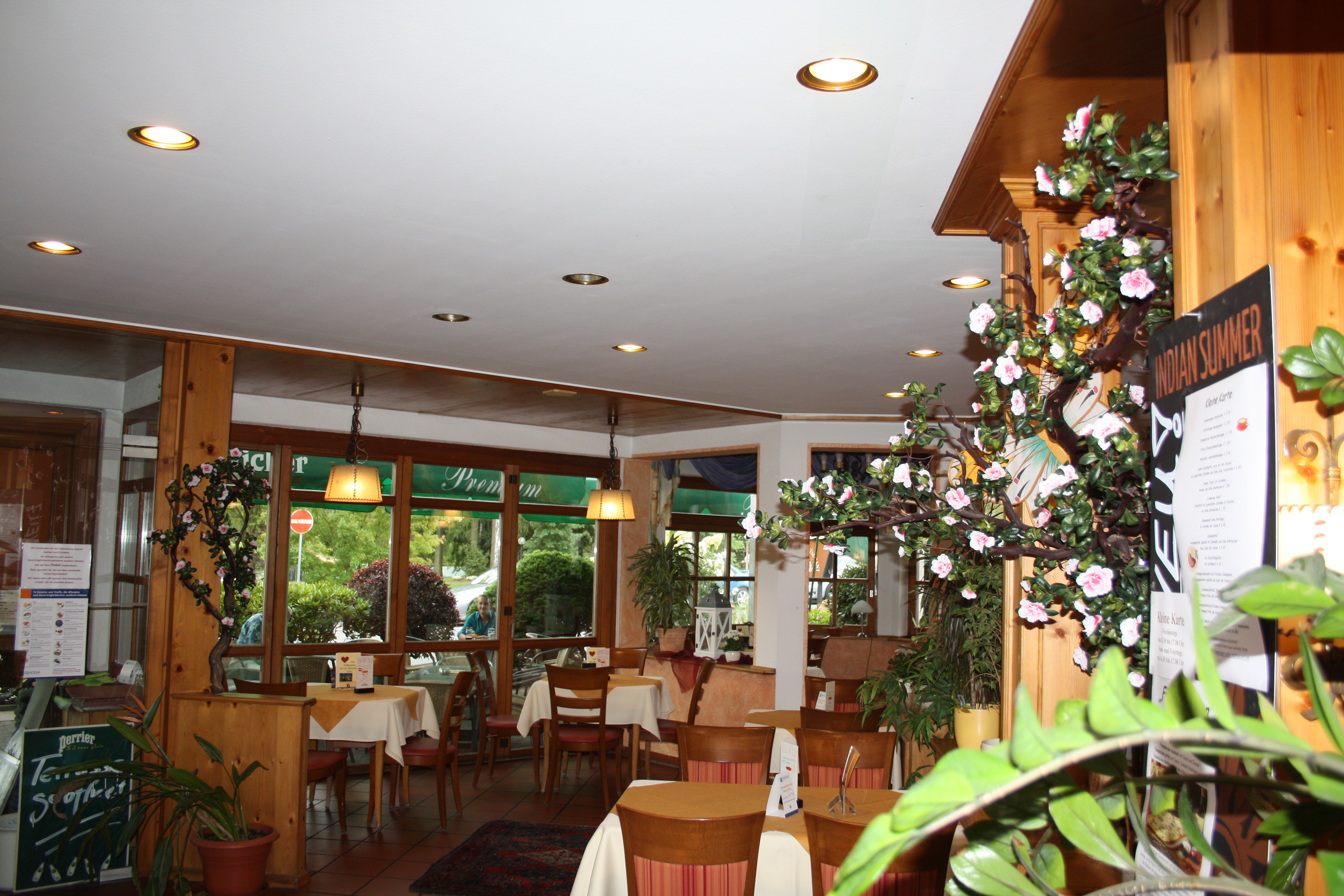 Restaurant-Cafebereich in der Pension Lauer, Bad Soden-Salmünster. 
