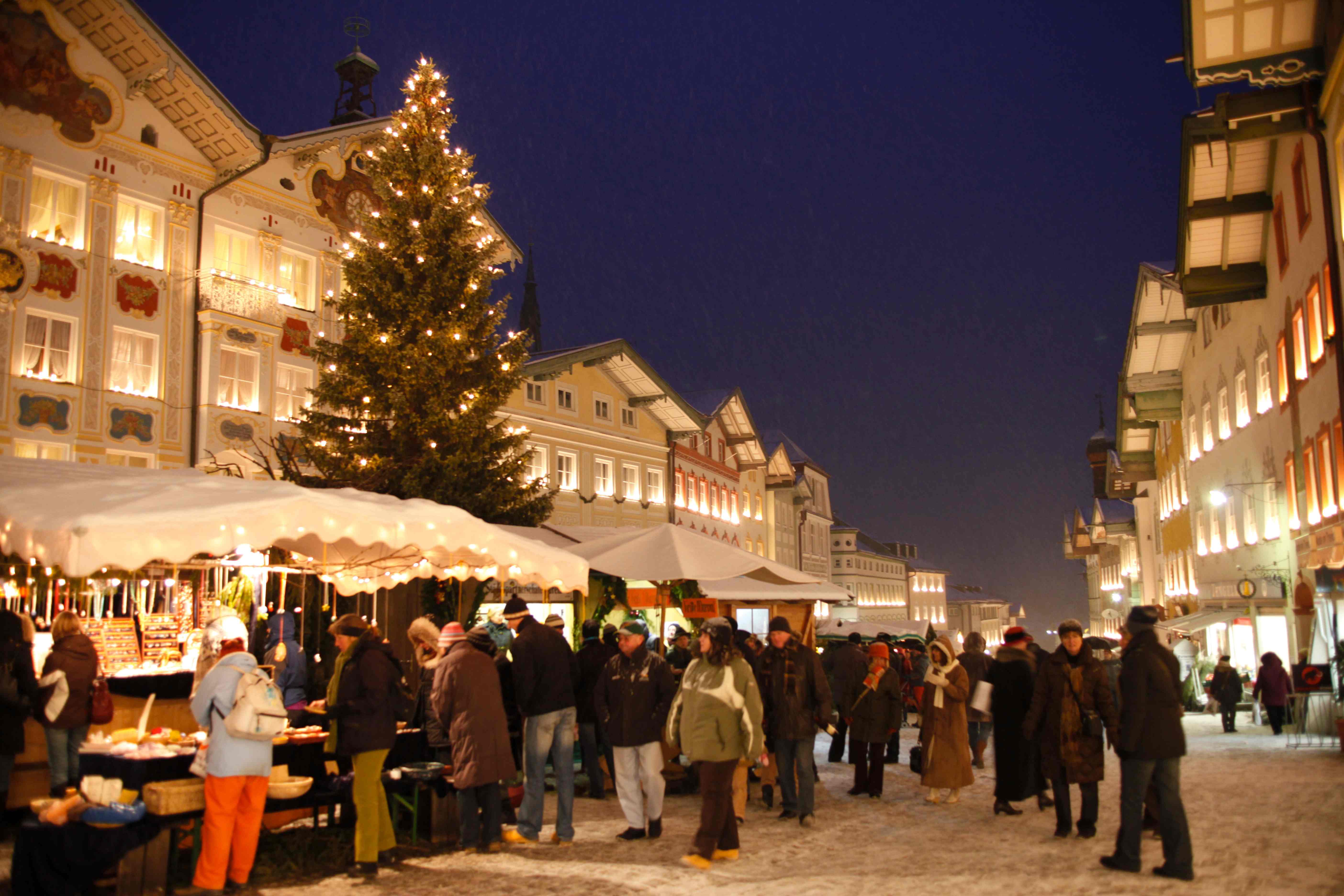 Christkindlmarkt in der Marktstraße von Bad Tölz.
