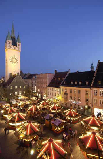 Der Straubinger Christkindlmarkt direkt vor dem imposanten gotischen Stadtturm.
