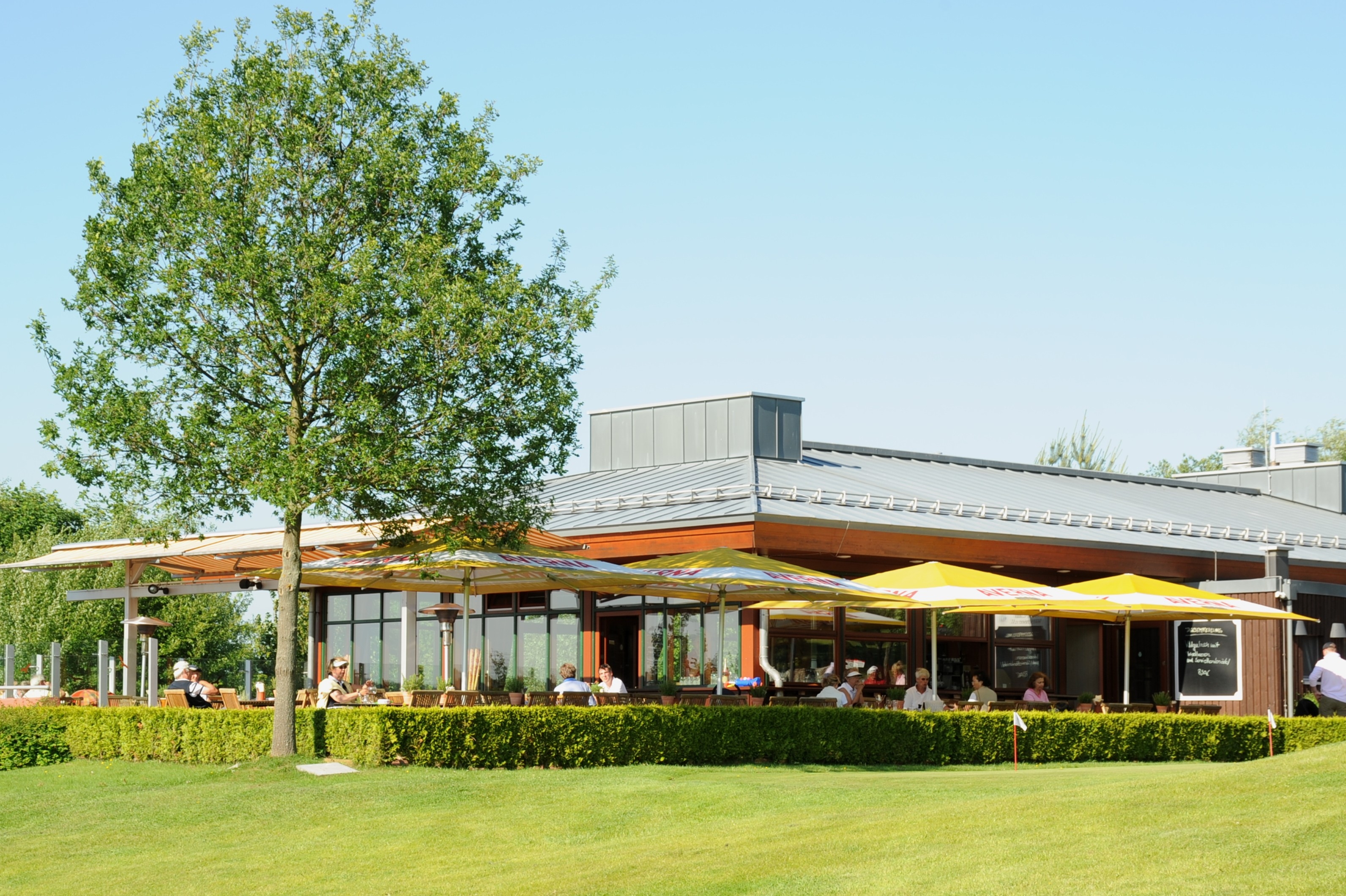 Clubhaus des Lindner Hotel & Sporting Club Wiesensee in Westerburg auf dem hauseigenen Golfplatz.