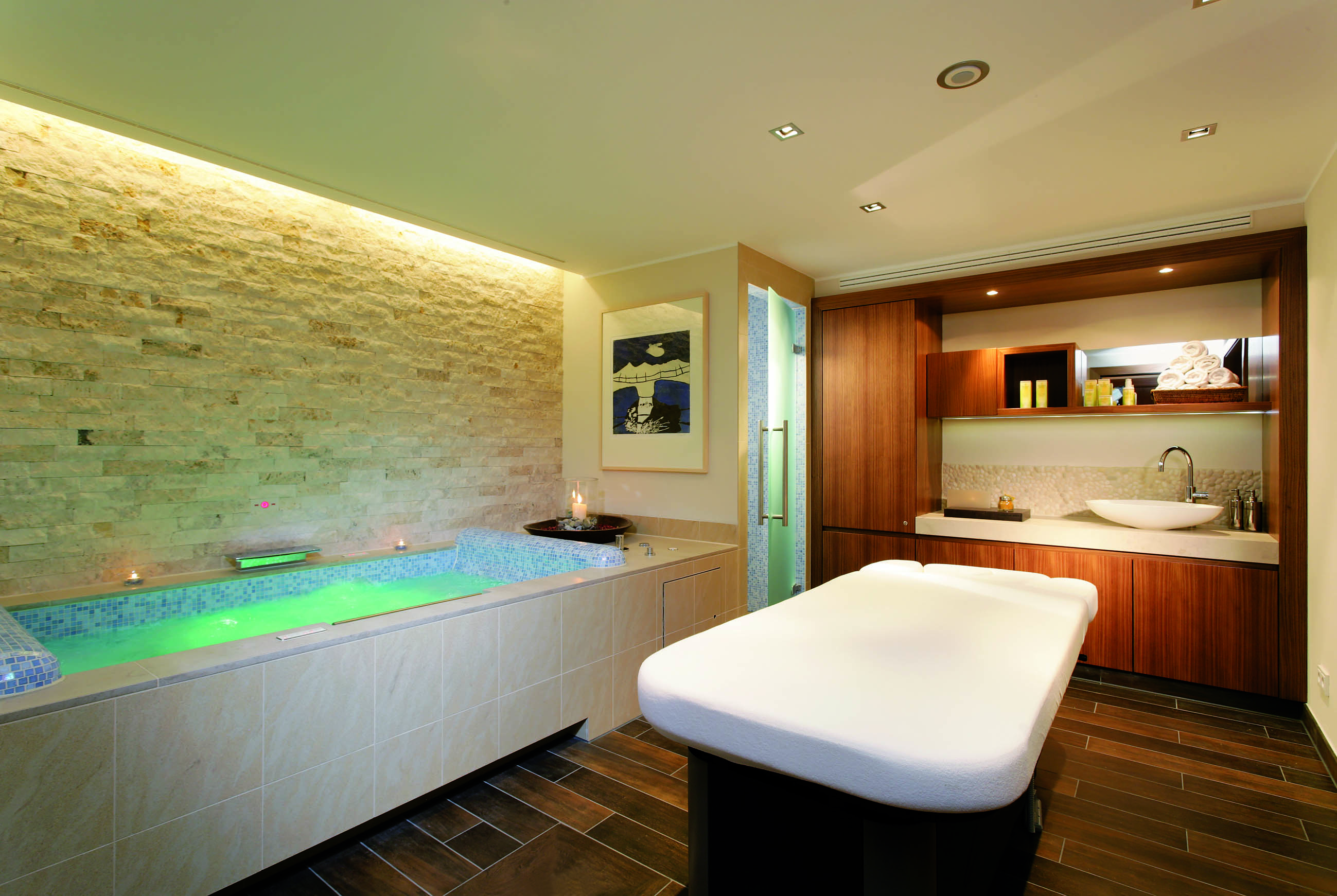 In der Spa Couple Suite vom Alpenhof Murnau kann man sich und seinen Liebsten mit einem luxuriösen Rosen-Bad verwöhnen lassen.