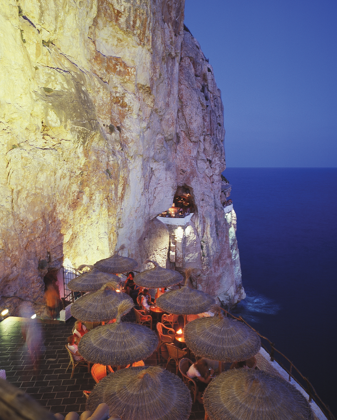 Nicht nur eine coole Location für lange Nächte – hoch über dem Meer gelegen, strotzt Cova d’en Xoroi auf Menorca auch tagsüber vor Energie.
