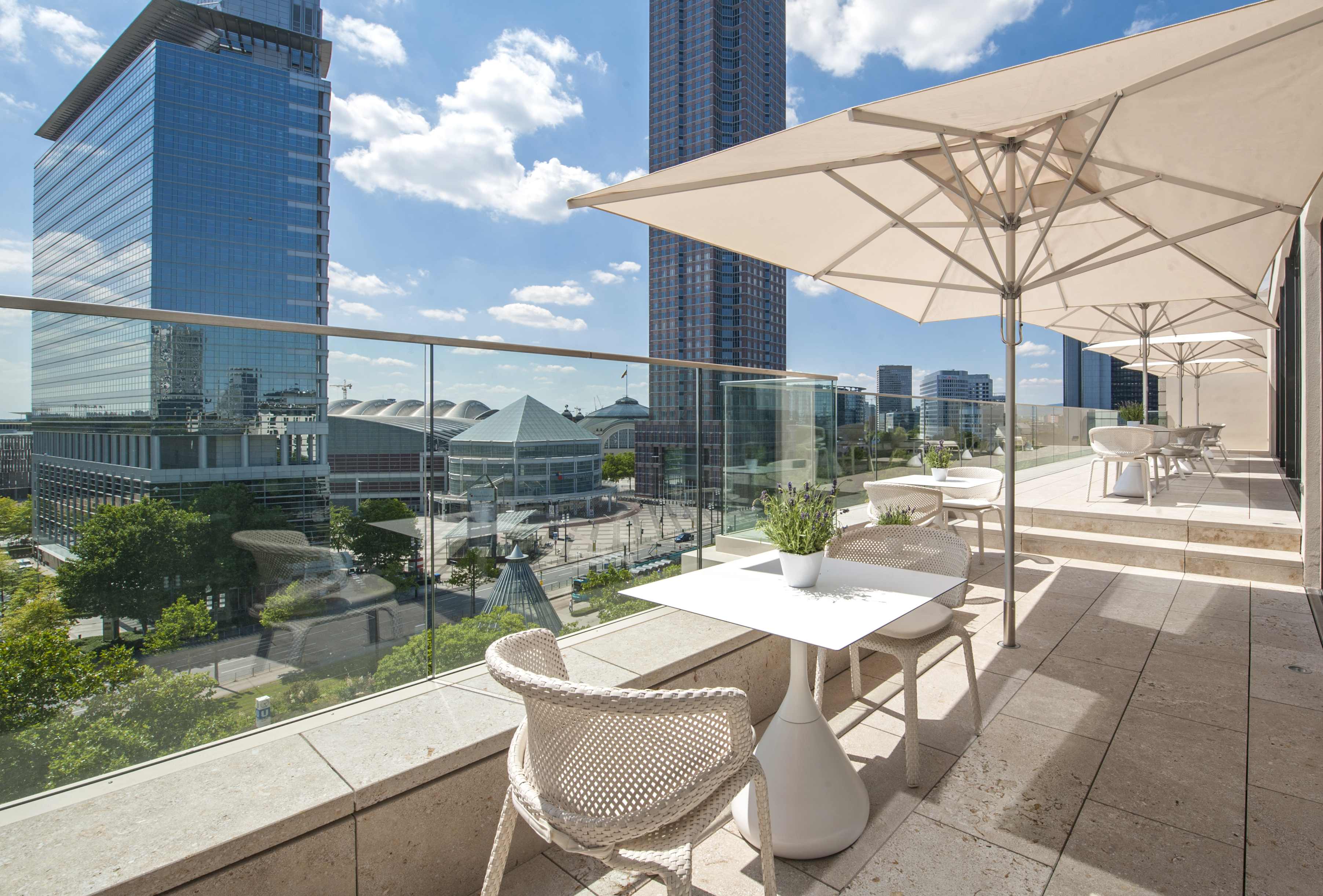 Dachterrasse mit Skyline-Blick vom Grandhotel Hessischer Hof, Frankfurt am Main.
