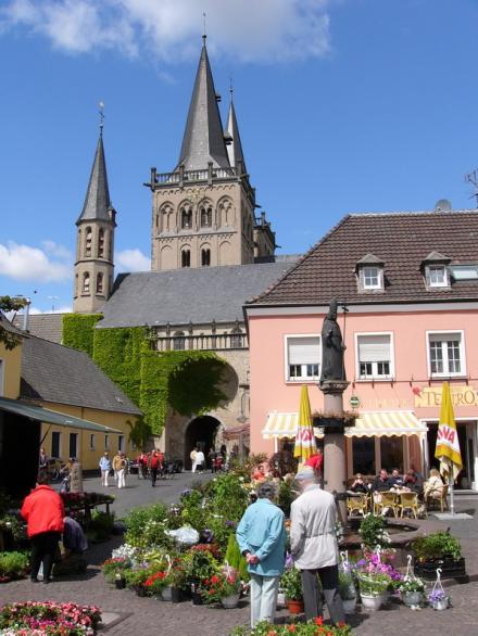 Dom St. Viktor und Markt mit Norbertbrunnen.