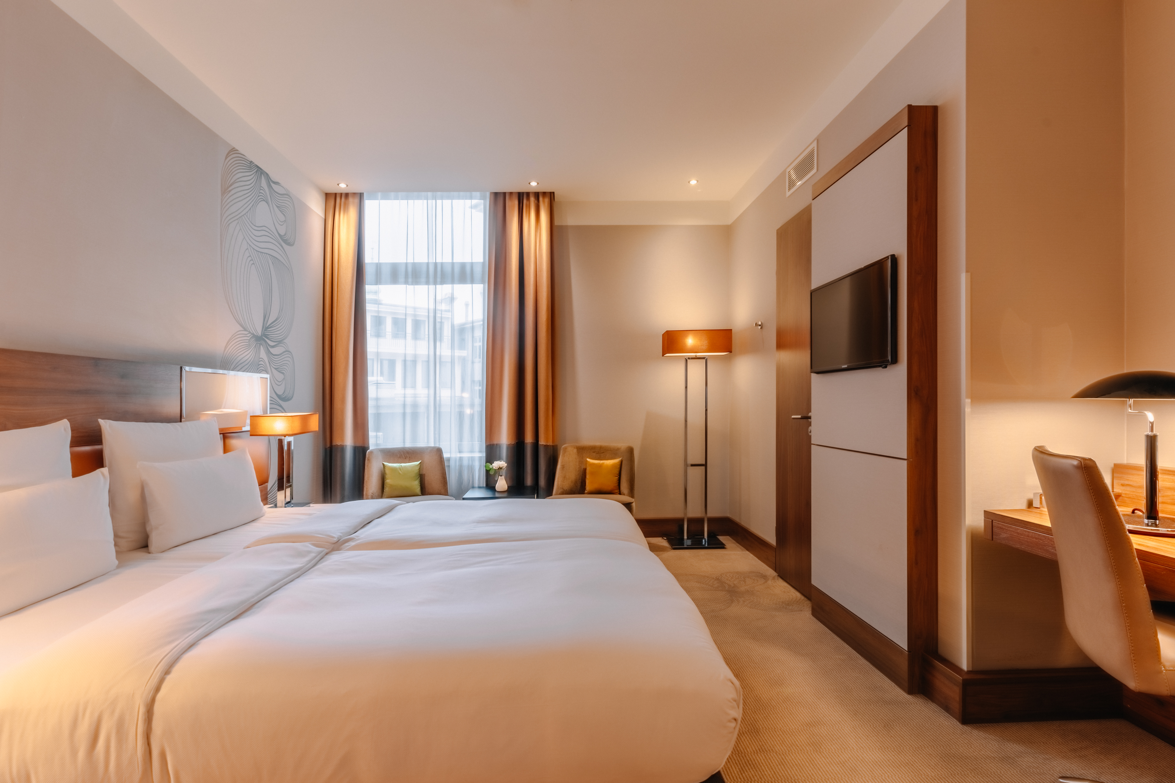 Großes Doppelzimmer im Hotel Reichshof, Hamburg.
