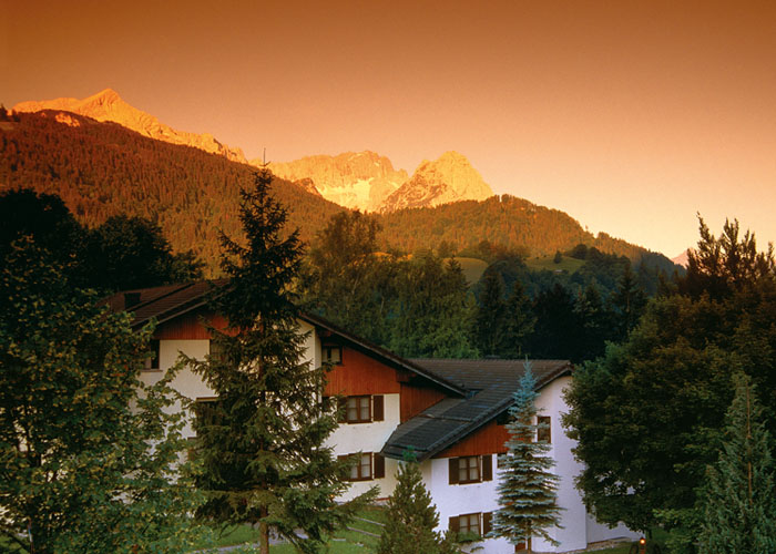 Alpenglühen über dem Dorint Sporthotel Garmisch-Partenkirchen.