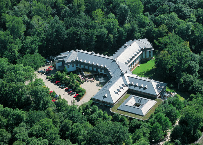 Luftaufnahme vom Dorint An den Thermen Freiburg.