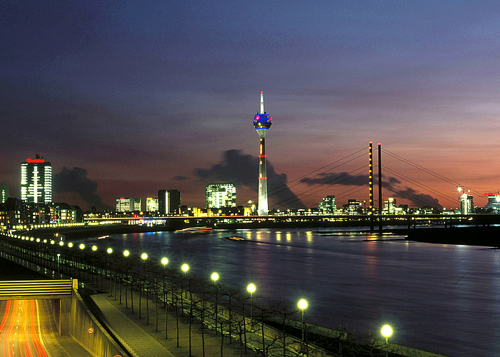 Die Düsseldorfer Skyline bei Nacht.
