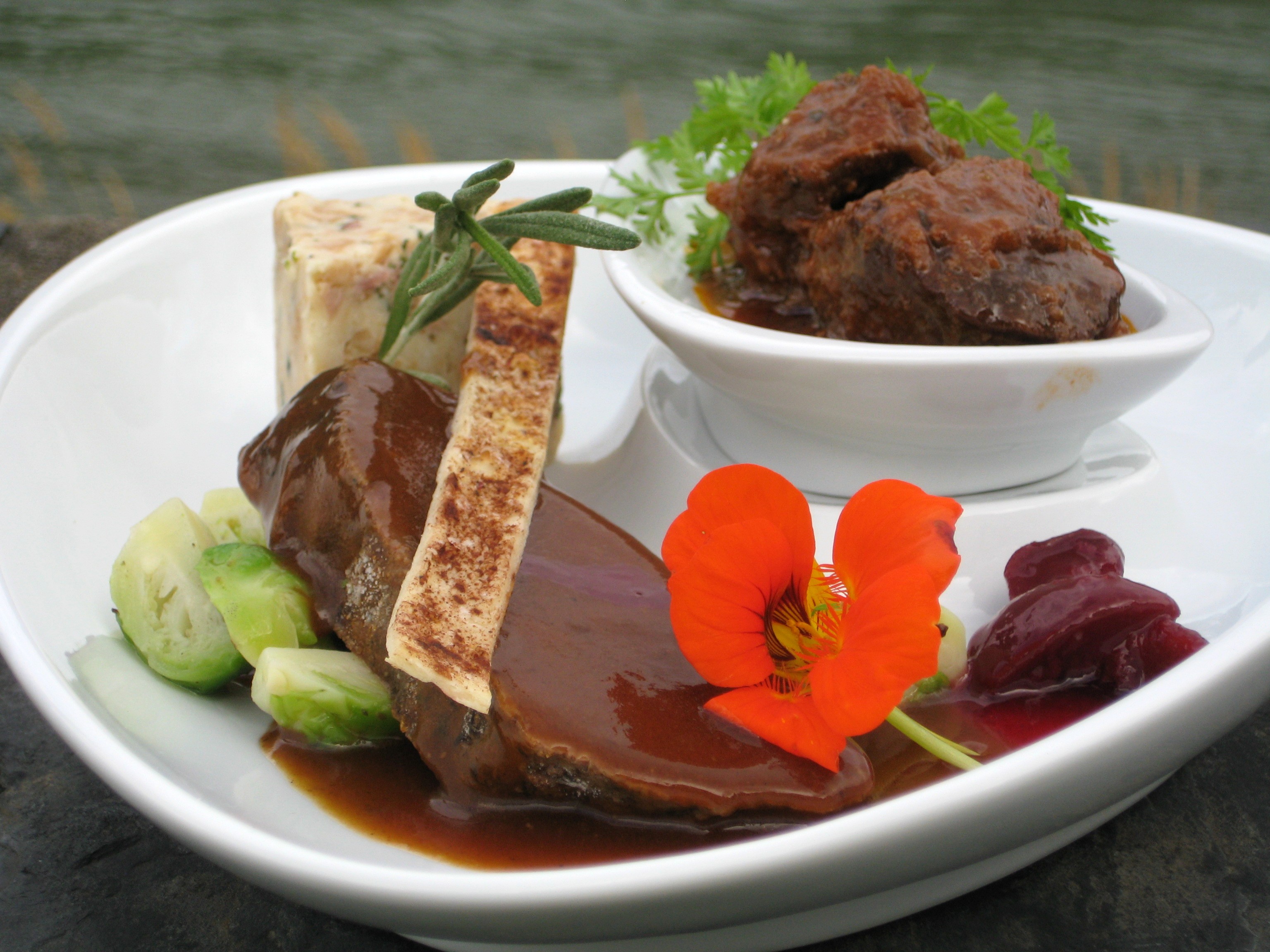 Im Restaurant „Landsknecht“, mit großer Terrasse, werden den Gästen frische und saisonale Speisen mit bevorzugt Produkten aus der Region serviert.
