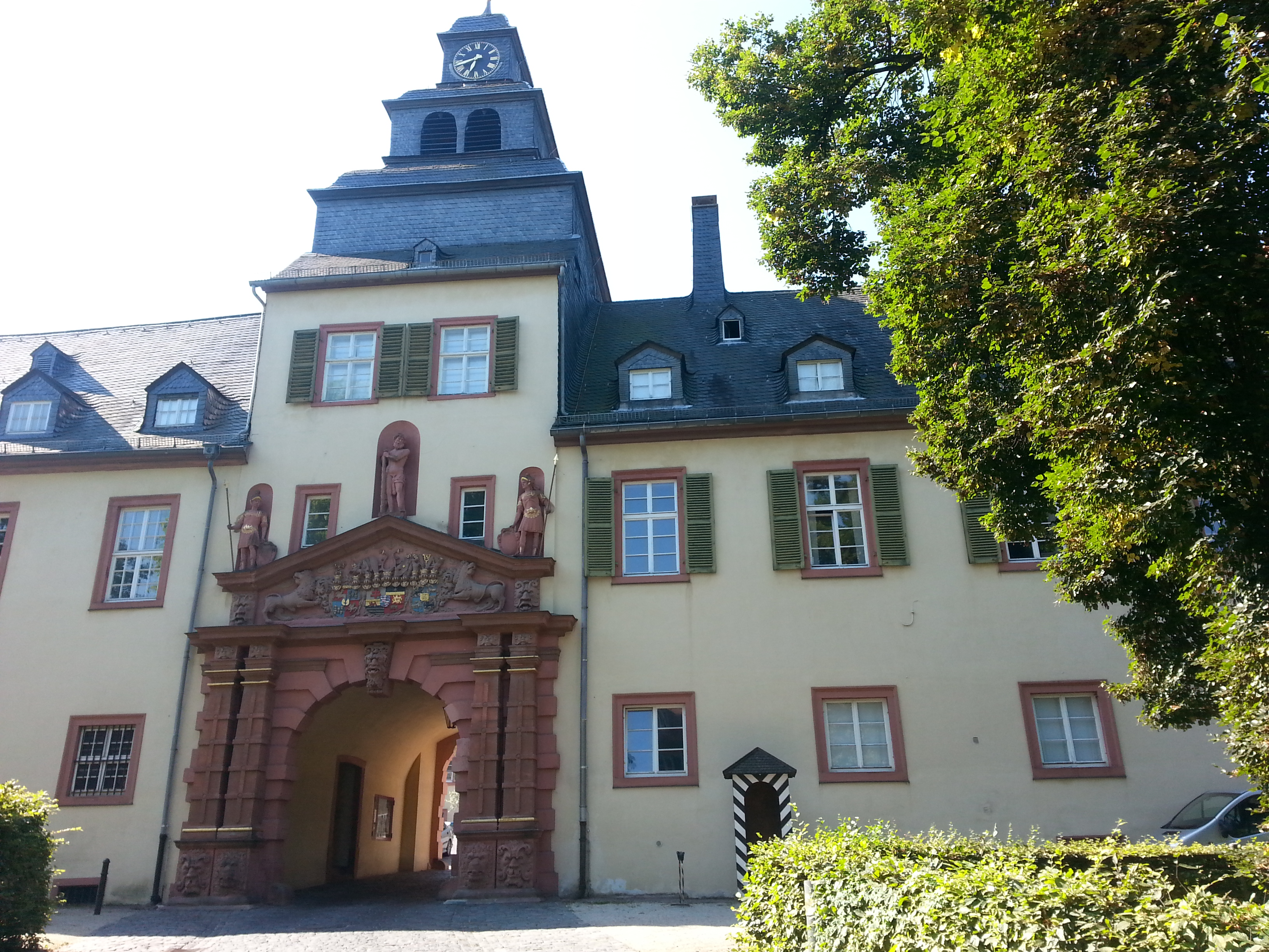 Nördlicher Eingang vom Schloss Bad Homburg bzw. Unteres Tor mit Architrav.
