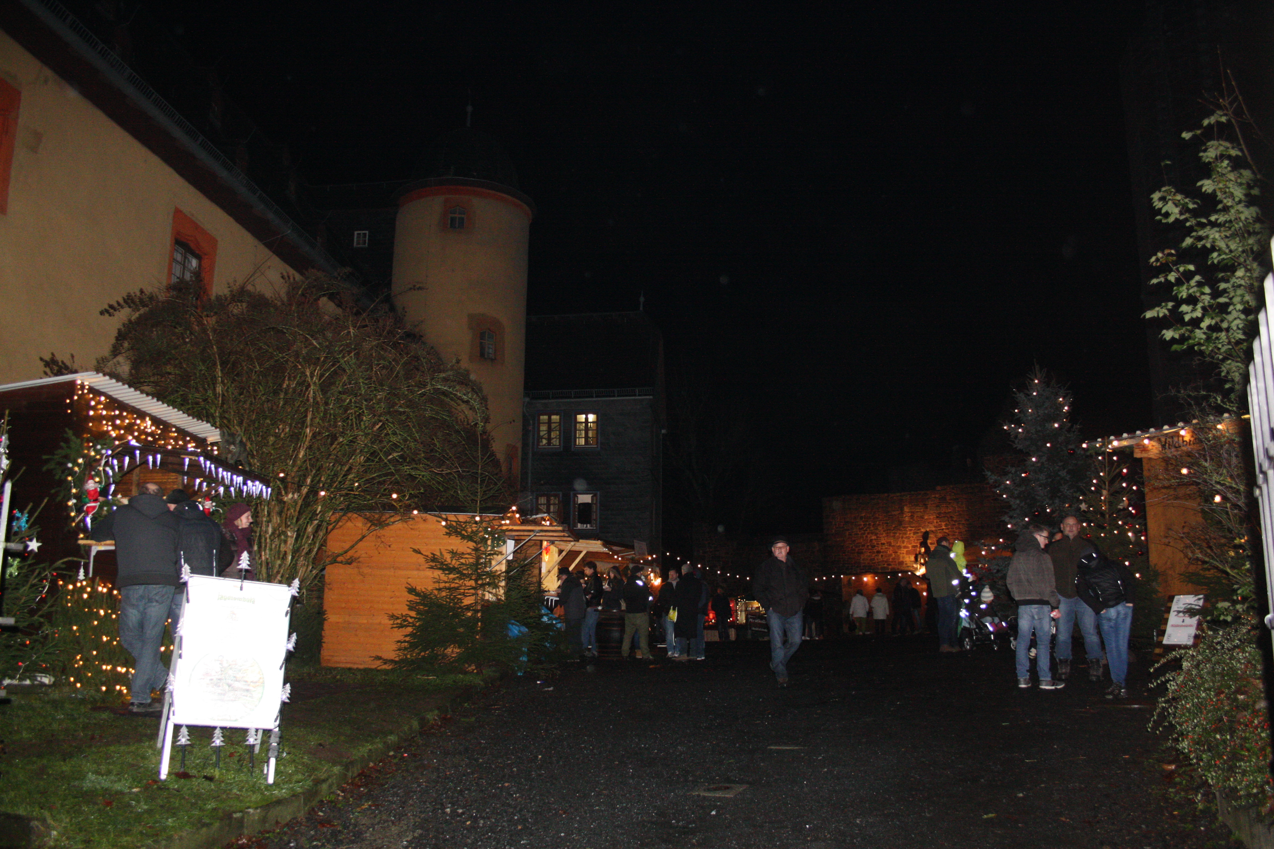 Eingang zum Weihnachtsmarkt Schwarzenfels am Burgtor.
