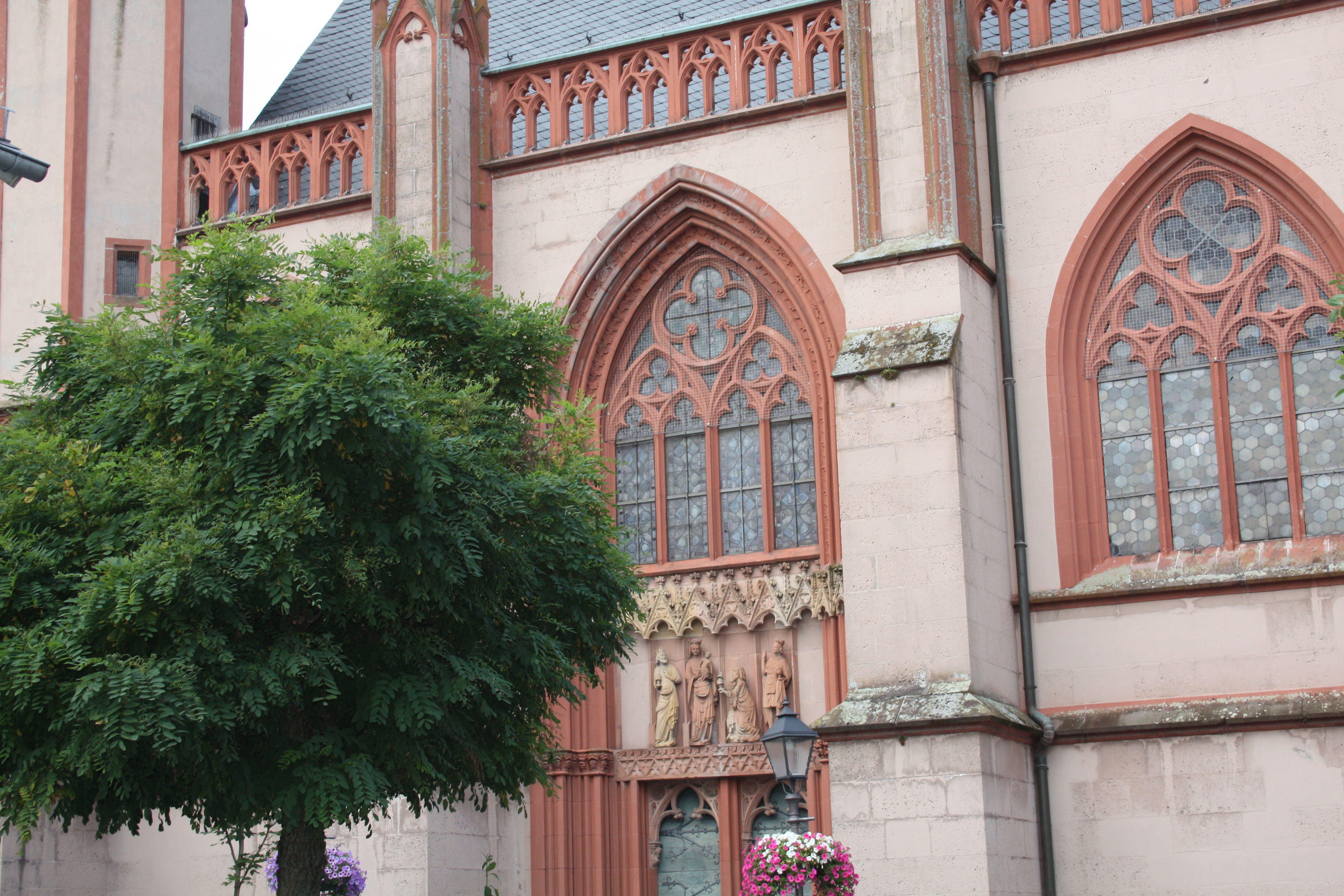 Eingangsportal der Liebfrauenkirche Schotten.
