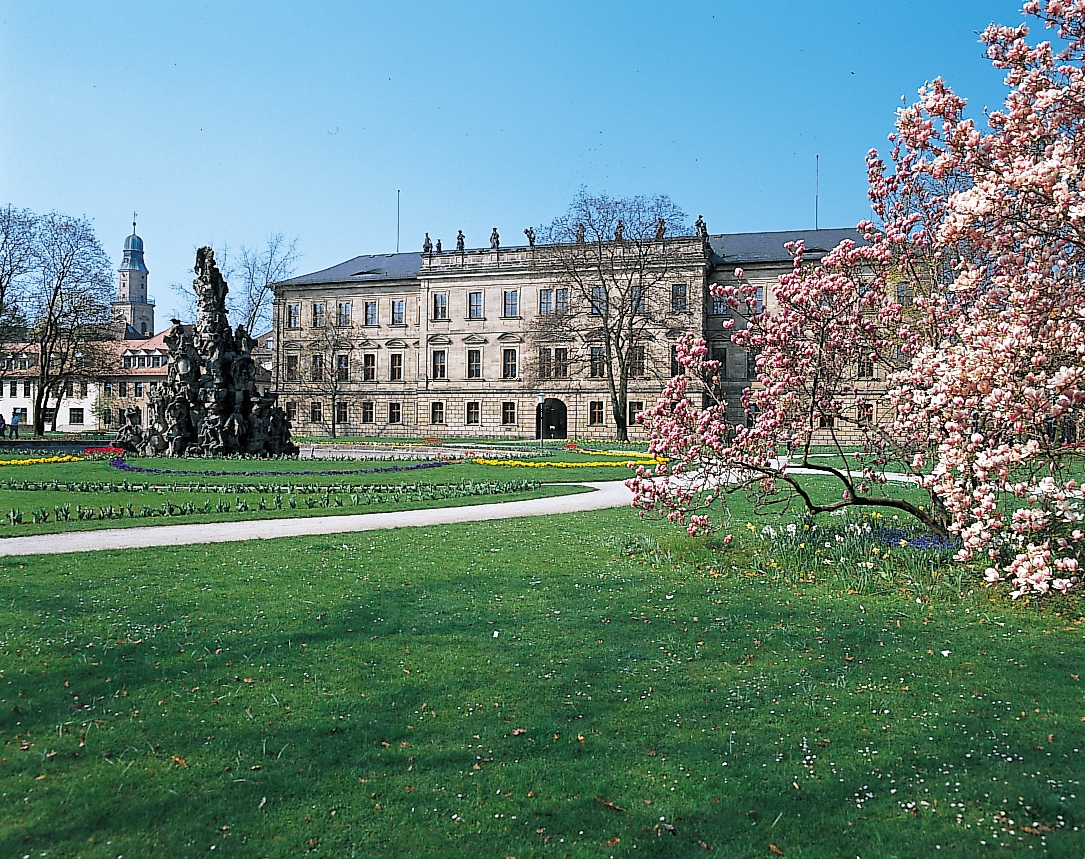 Das Erlangener Schloss wurde nach Plänen von Antonio della Porta und Jaques Bourdin de la Fond im Jahre 1700 entworfen.