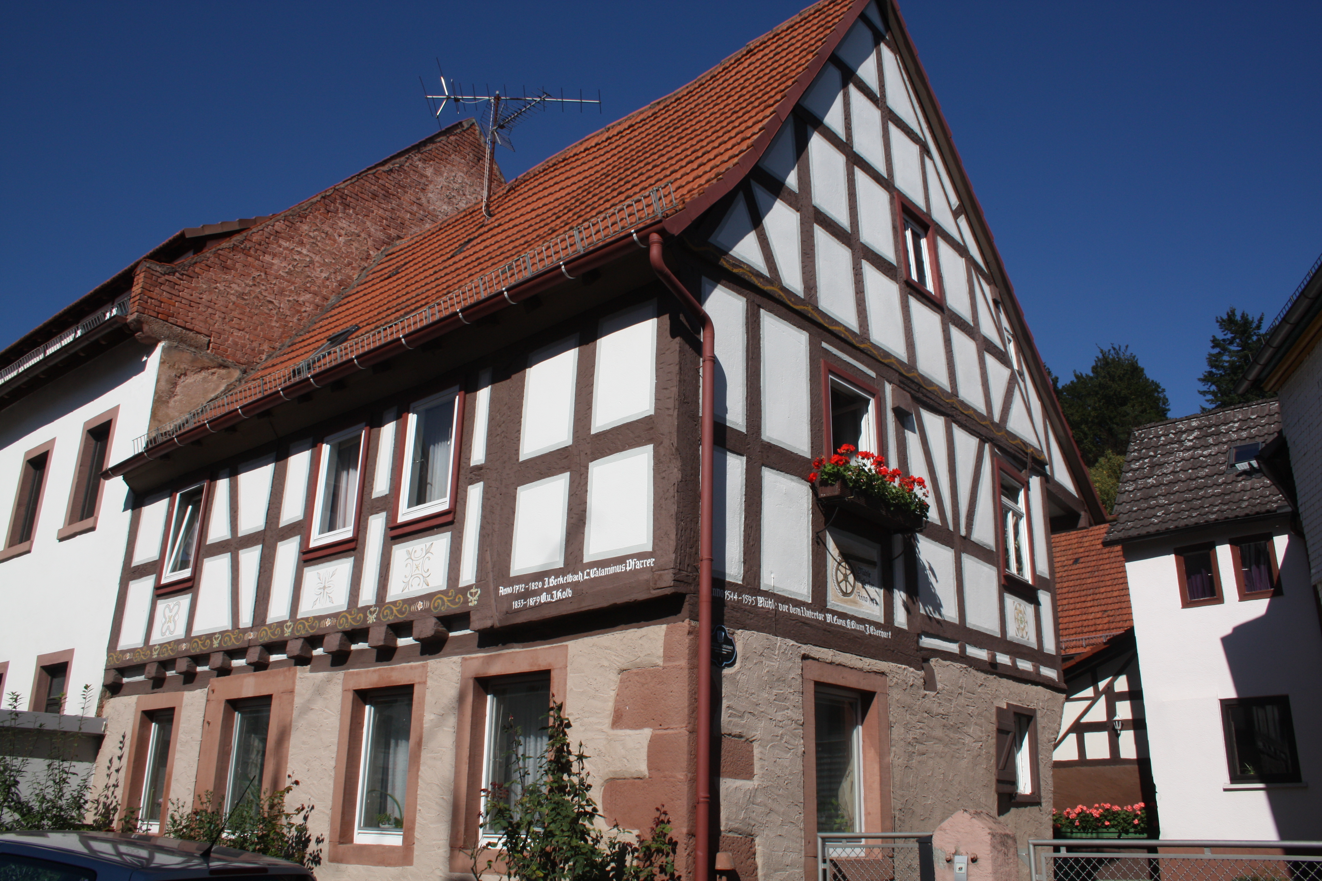 Die gut restaurierten, historischen Fachwerkhäuser lassen sich bei einem Altstadt-Spaziergang ansehen und teilweise lesen. Lesen, da einige der Fachwerkhäuser lesbare Inschriften tragen oder ergänzende Info-Tafeln.