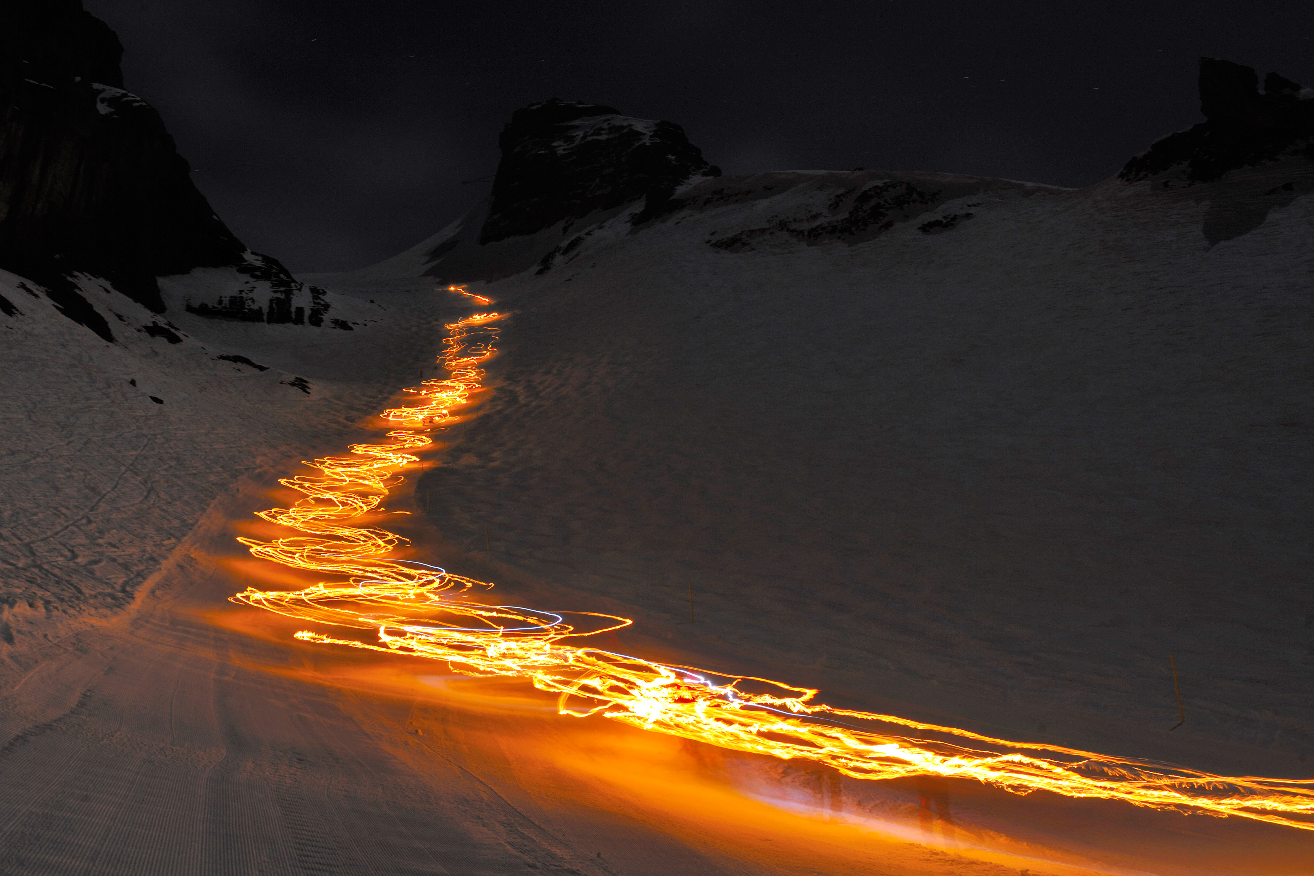 Die längste Fackelabfahrt der Welt vom Titlis-Gletscher ist 12 Kilometer lang.
