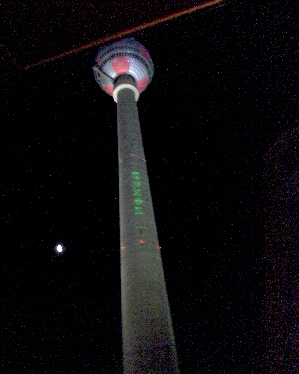 Der Berliner Fernsehturm bei Nacht.