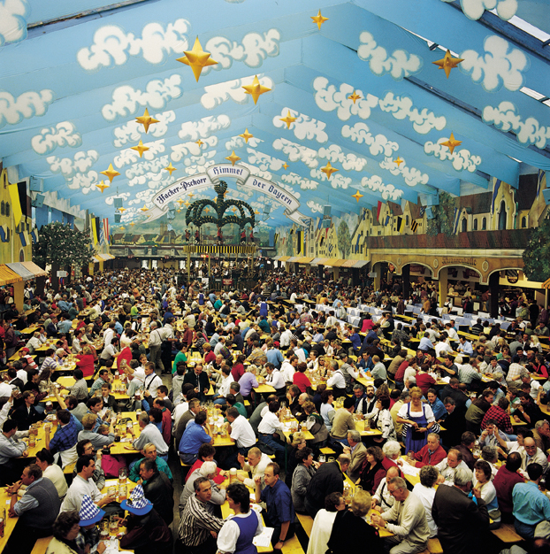 Typisches Festzelt in München beim Oktoberfest.
