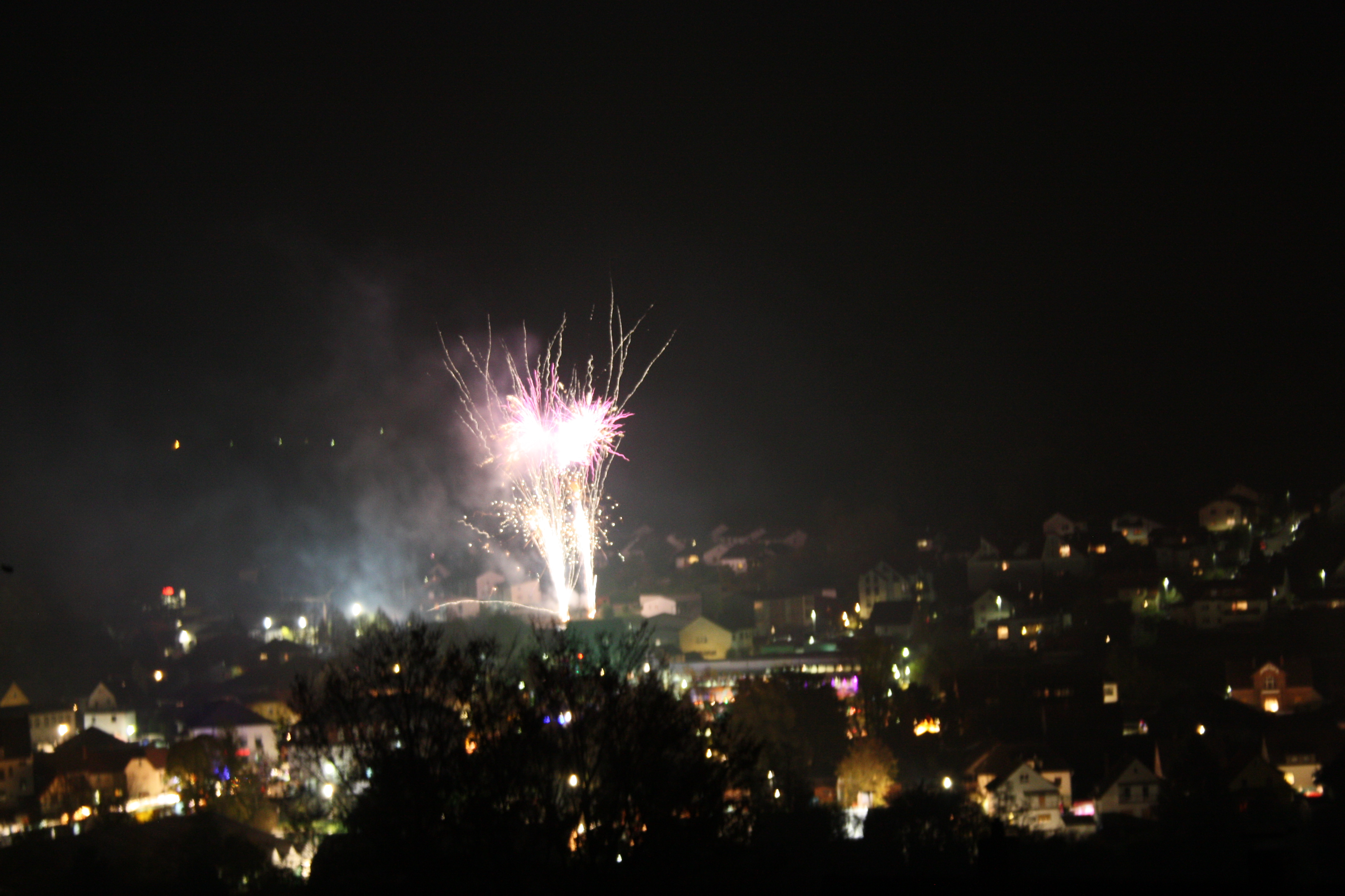 Feuerwerk über Ortenberg zum Abschluß vom Kaale Määrt.
