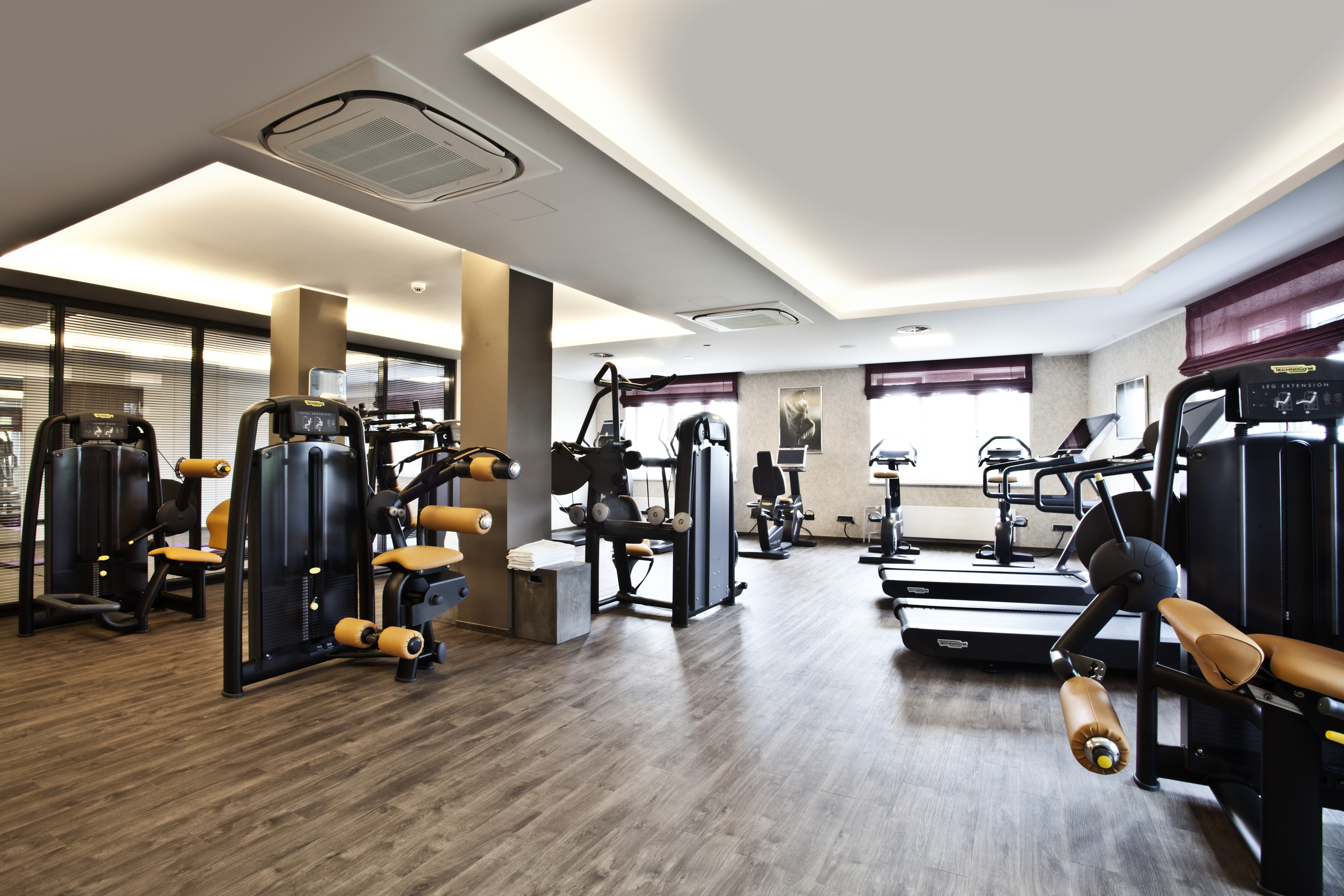 Großer Fitnessraum im Best Western Plus Hotel Böttcherhof Hamburg mit 14 Technogym-Geräten.
