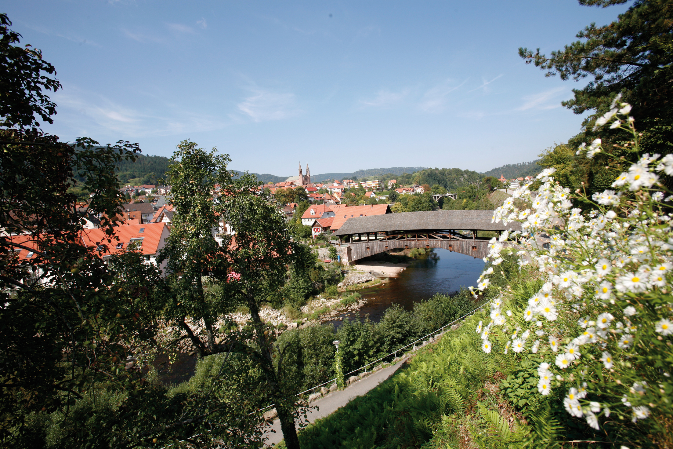 Forbach und seine Holzbrücke über der Murg.
