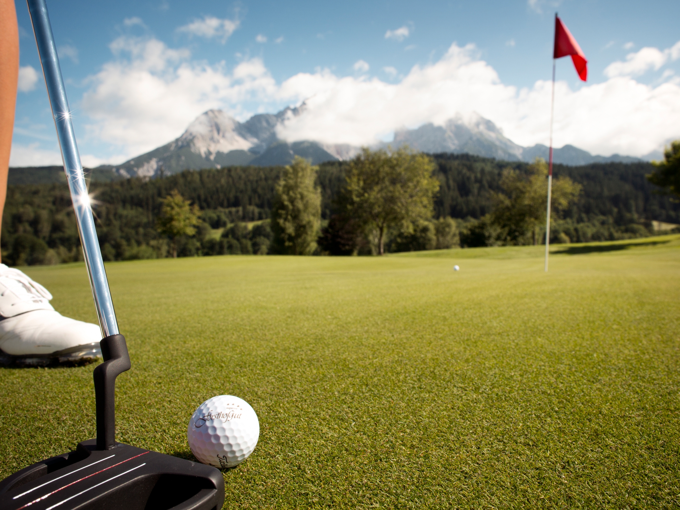 Golfplatz vom Hotel Forsthofgut in Leogang, Österreich.
